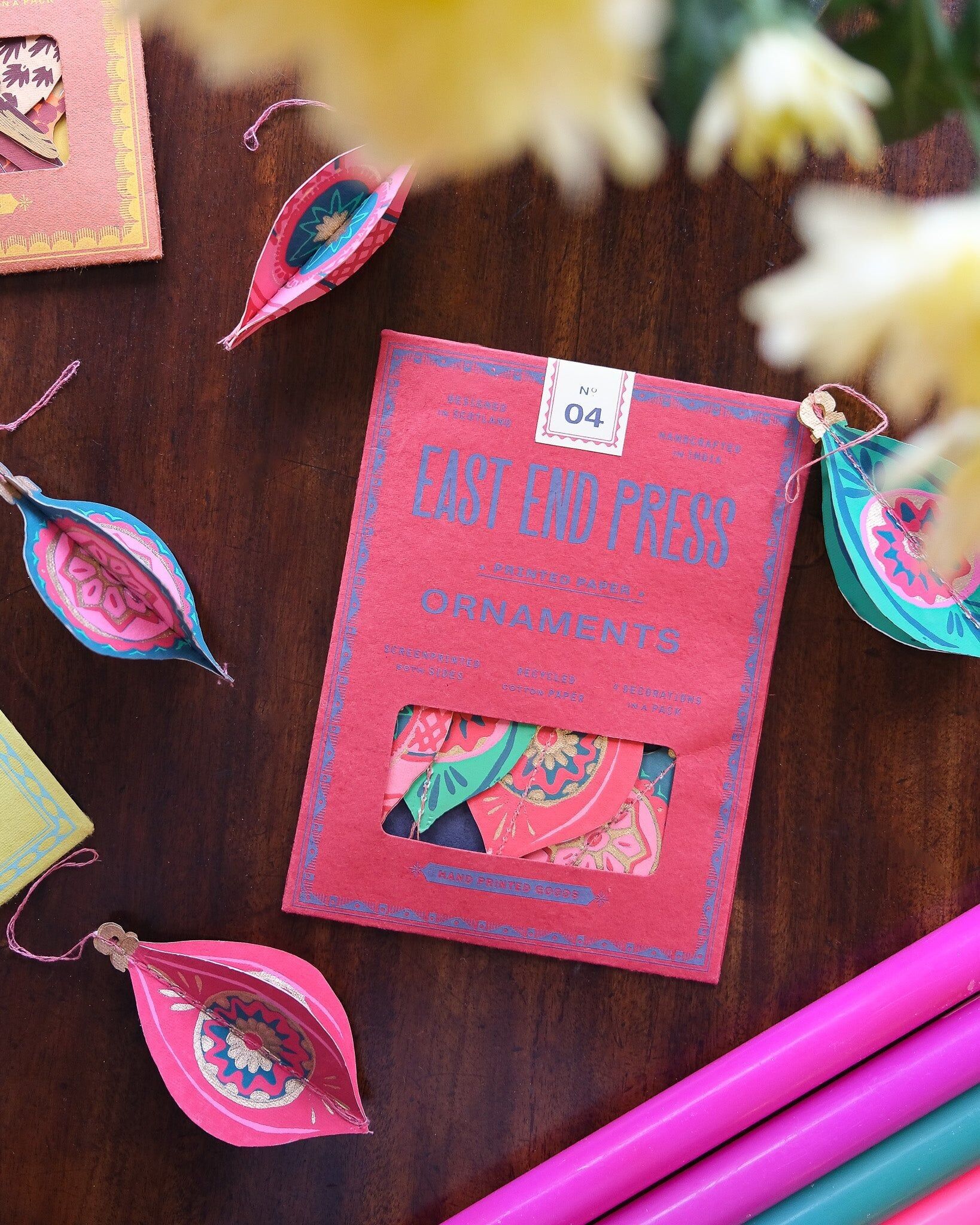 Palline di carta e ornamenti