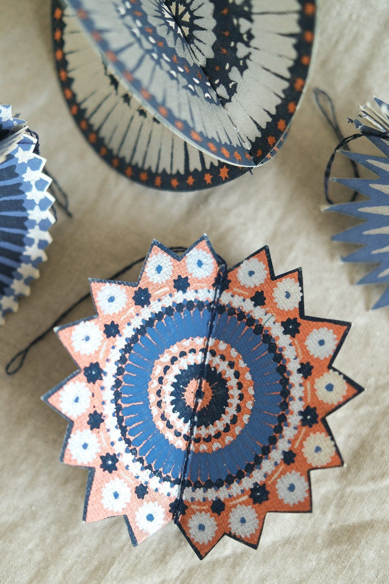 Décorations en papier en forme d'étoiles