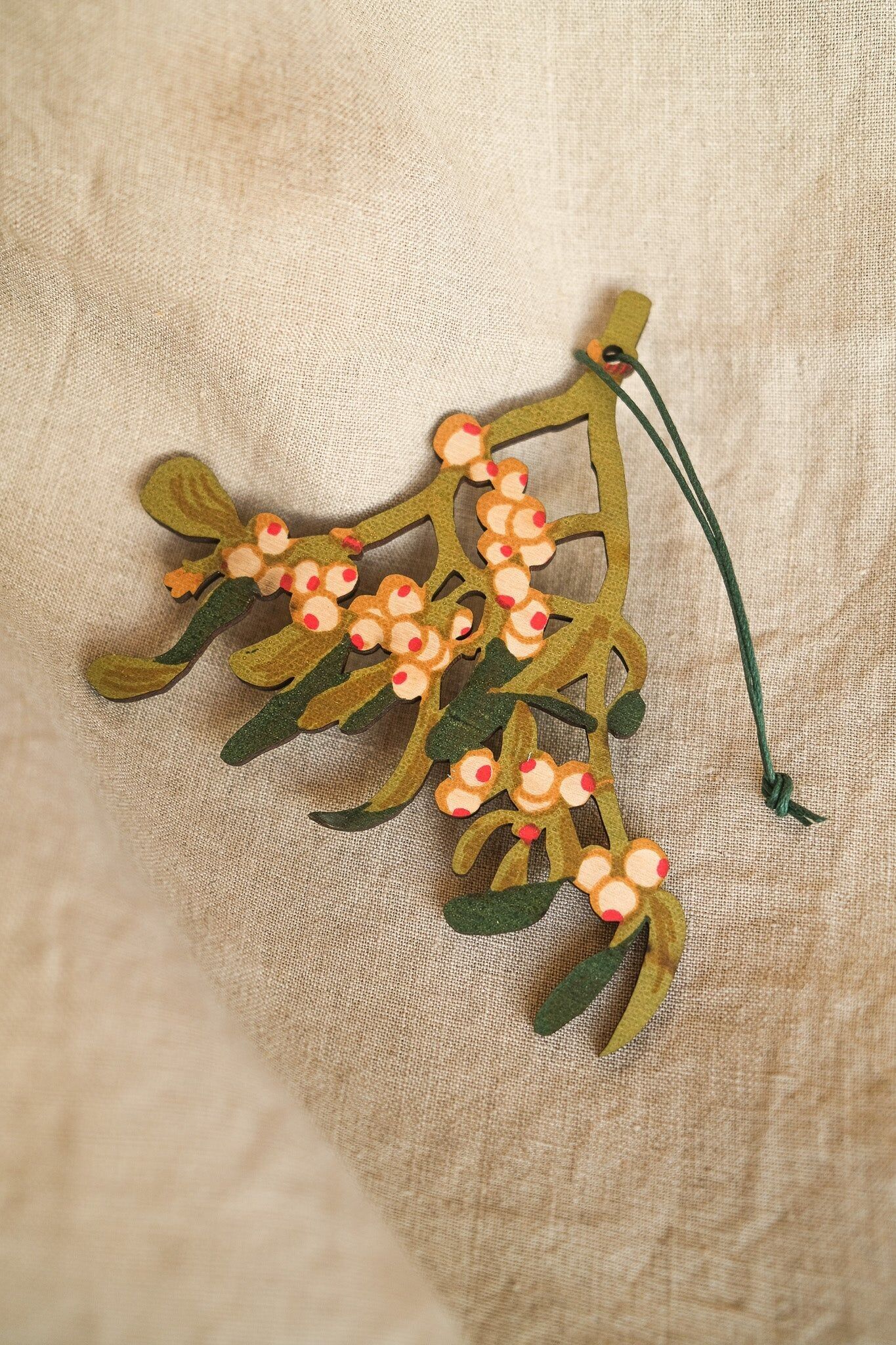 Adorno de madera de muérdago