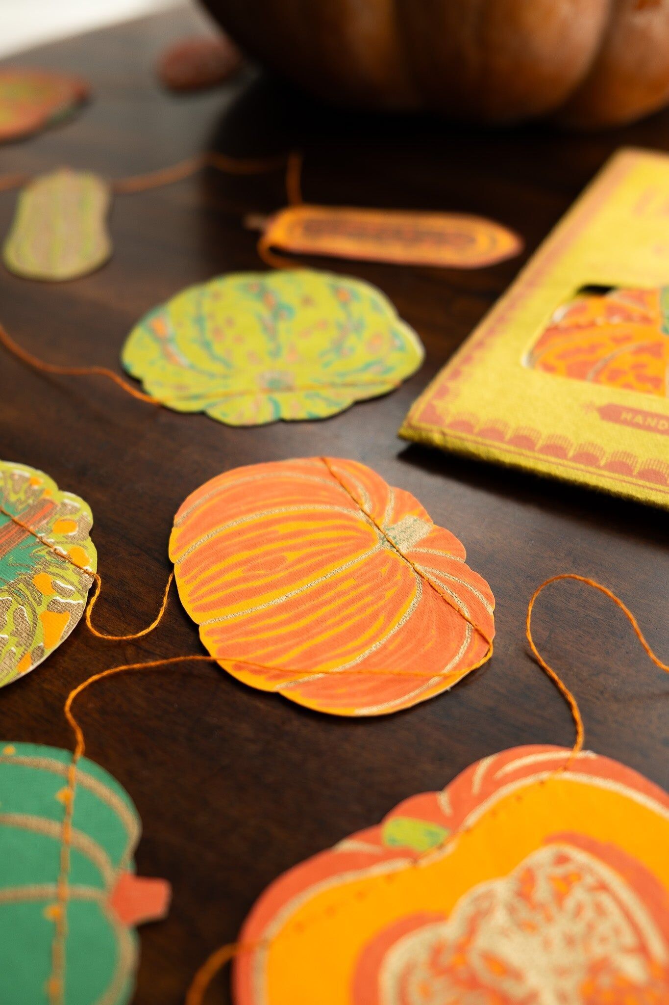 Ghirlanda di zucche cucite