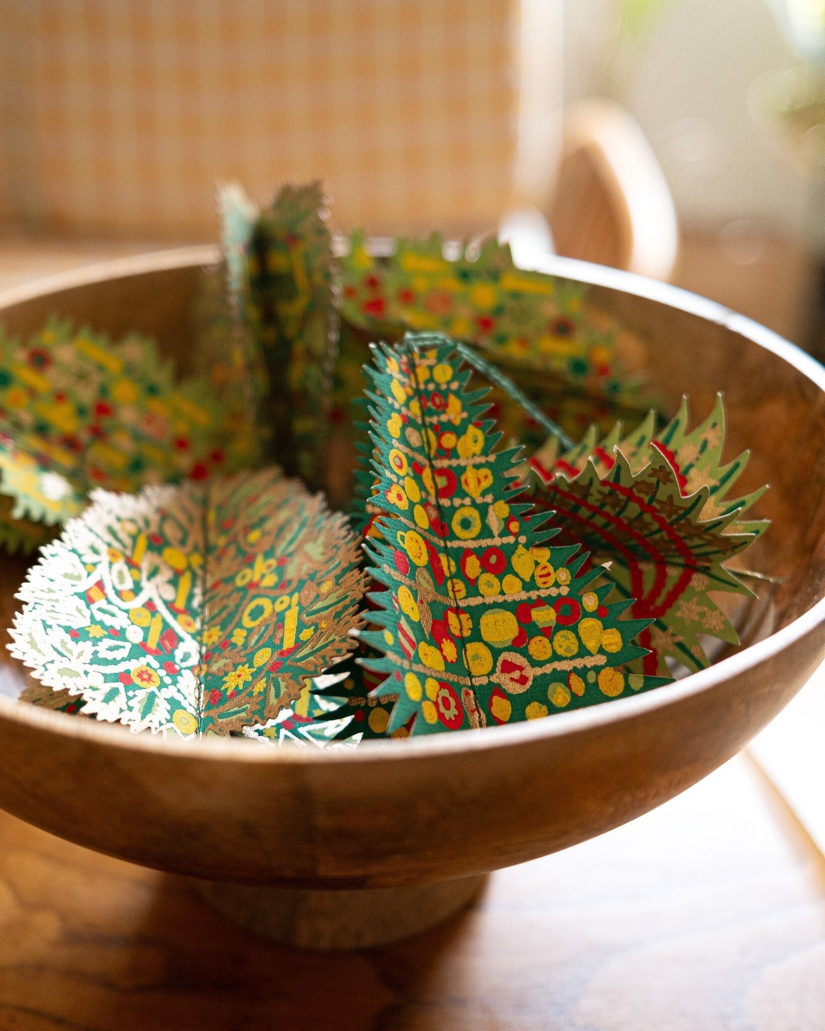 Alberi decorati con ornamenti di carta