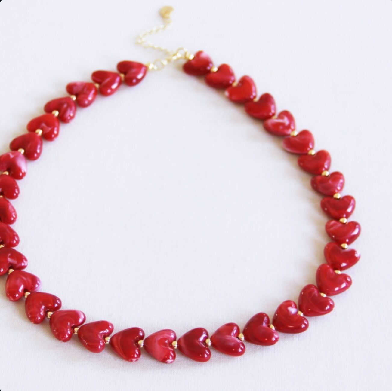 Collar de cuentas de corazones de resina - rojo
