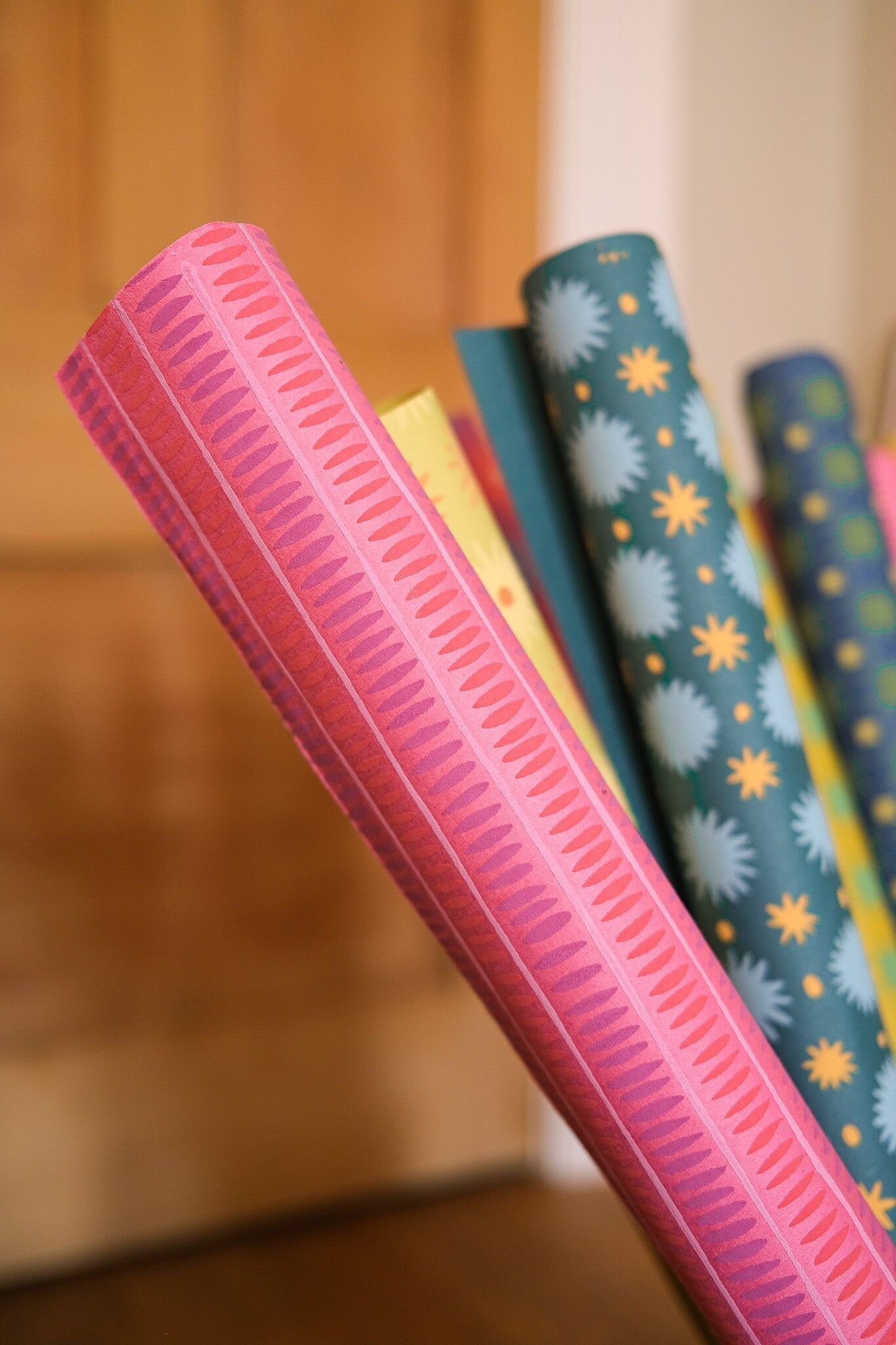 Papel de regalo de rayas rosas