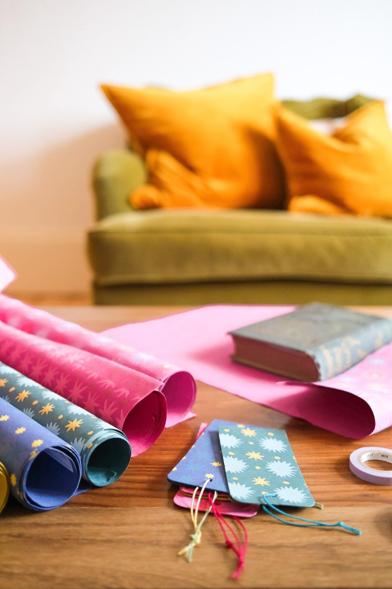 Papel de regalo con estrellas magenta