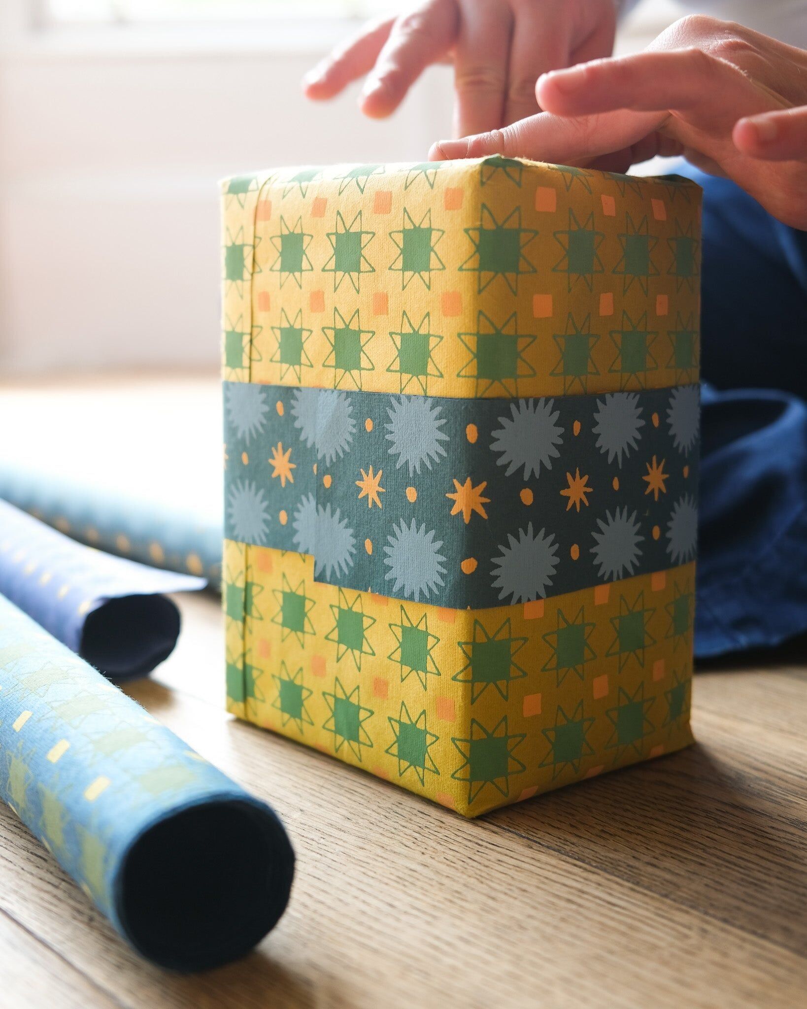 Papel de regalo con estrellas abstractas amarillas