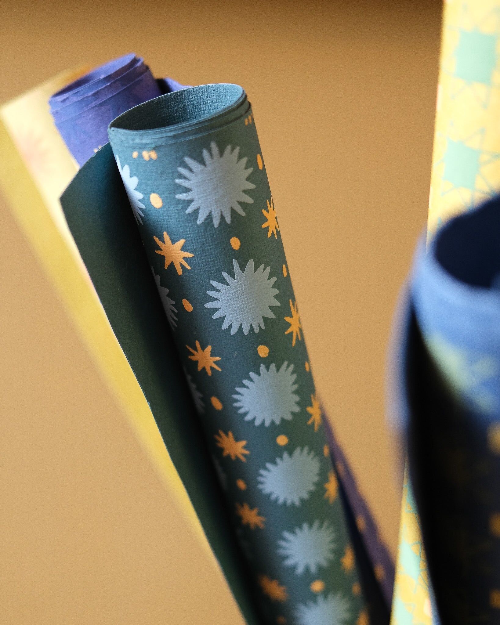 Papel de regalo con estrellas verde azulado