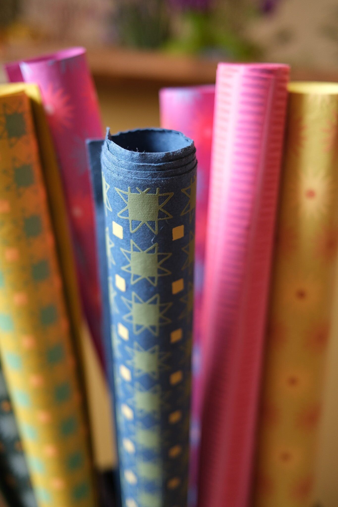 Papel de regalo con estrellas abstractas azules