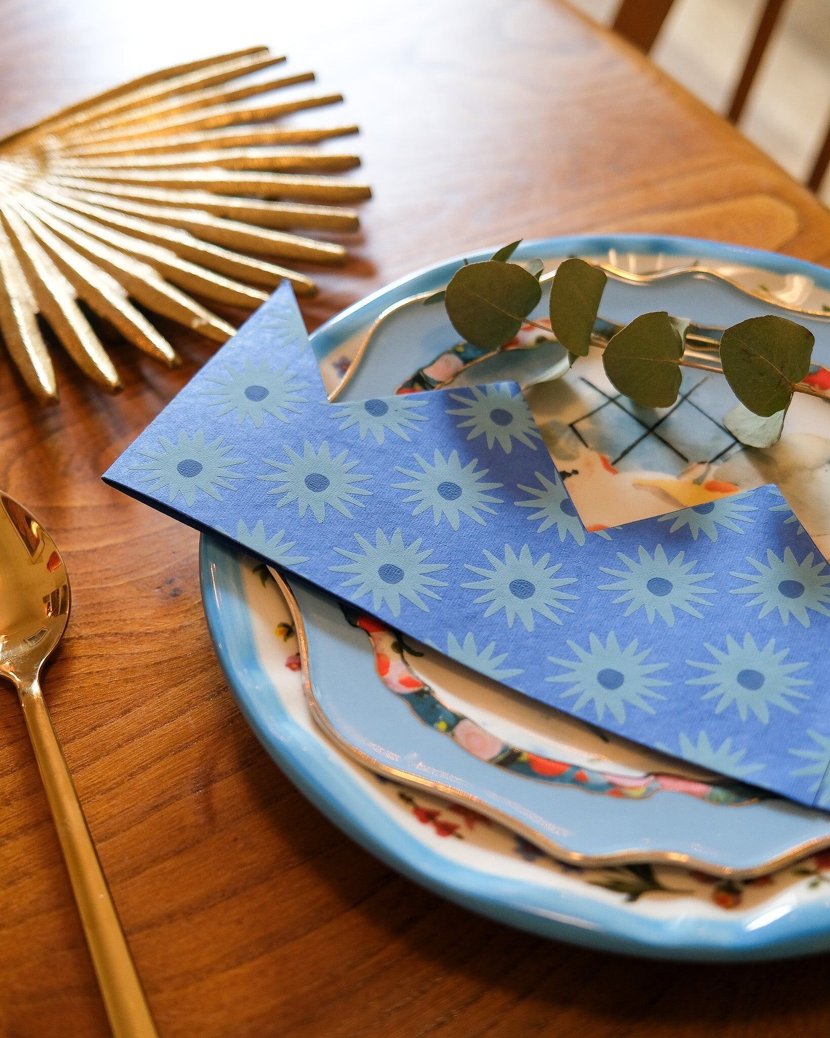 Coronas de papel azul