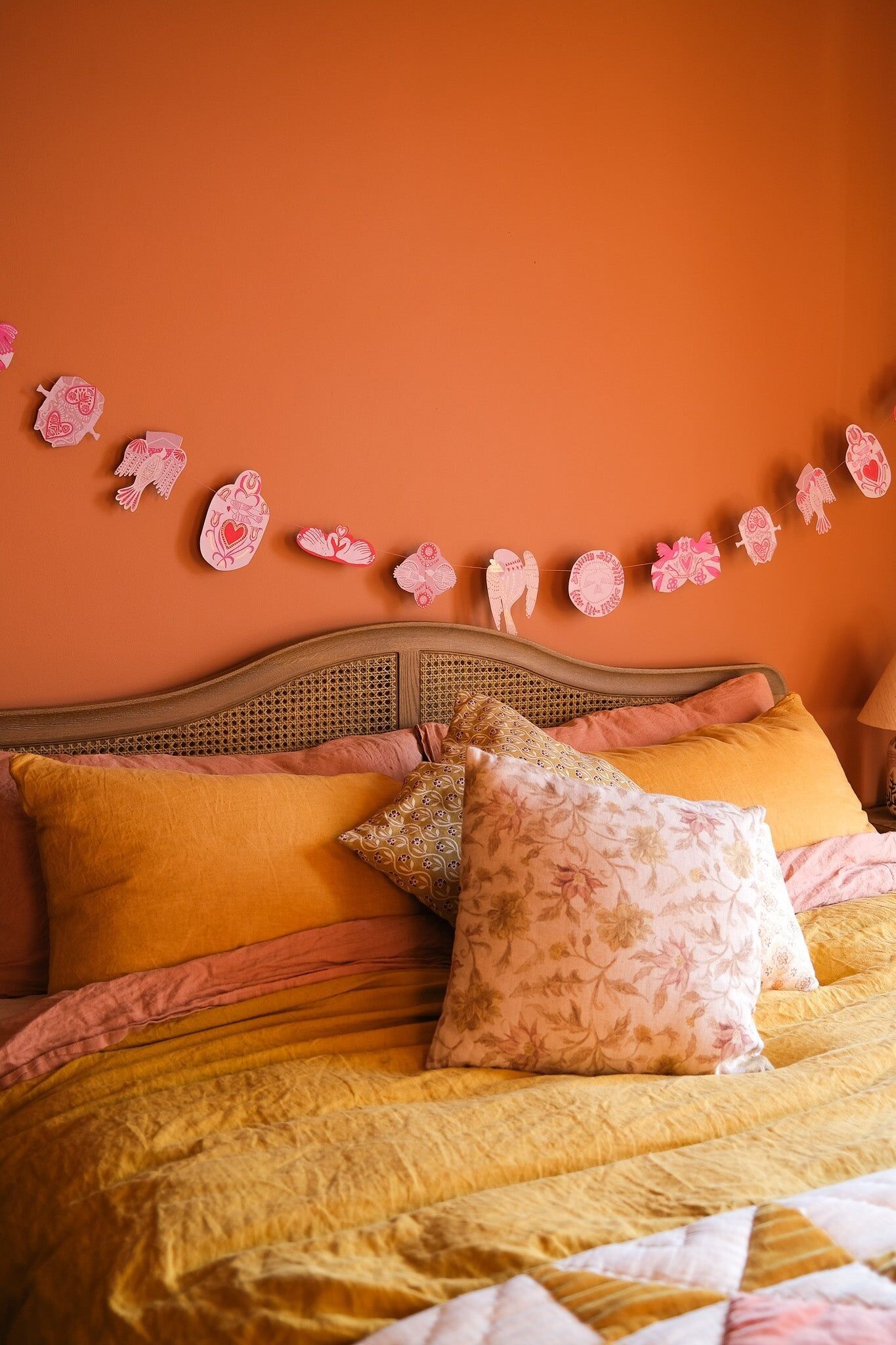 Genähte Girlande mit Liebesvögeln