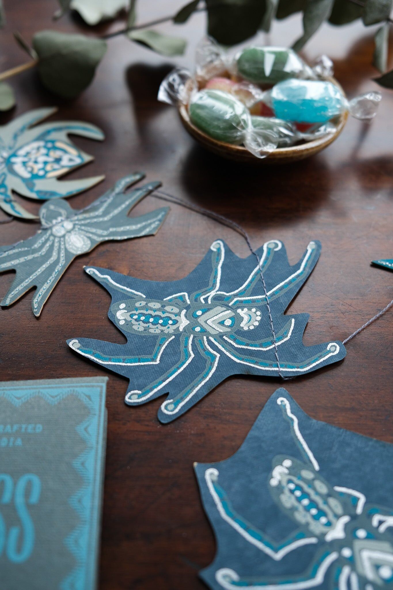 Kriechende Spinne, genähte Girlande