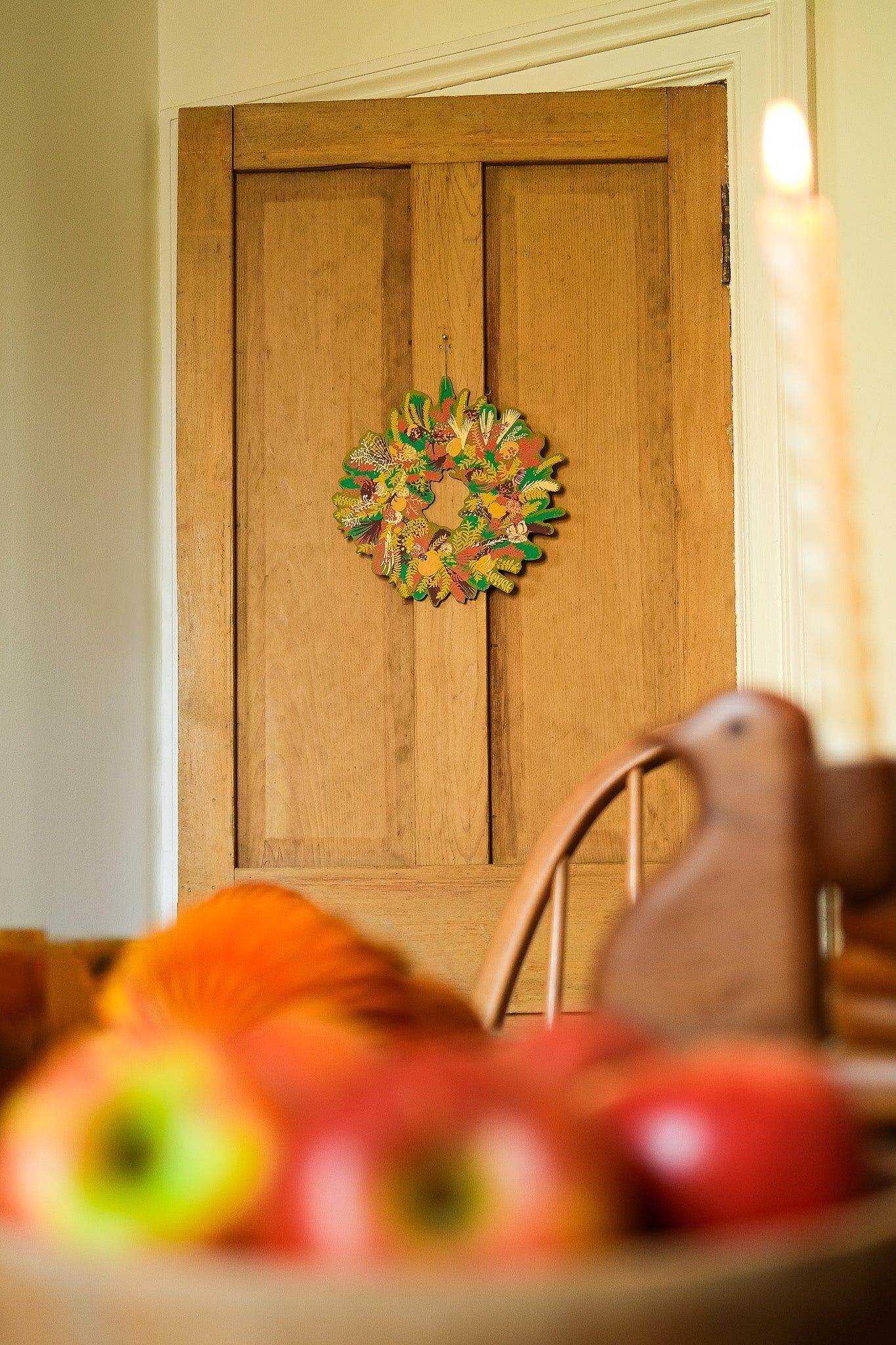 Corona de algodón con flores de invierno