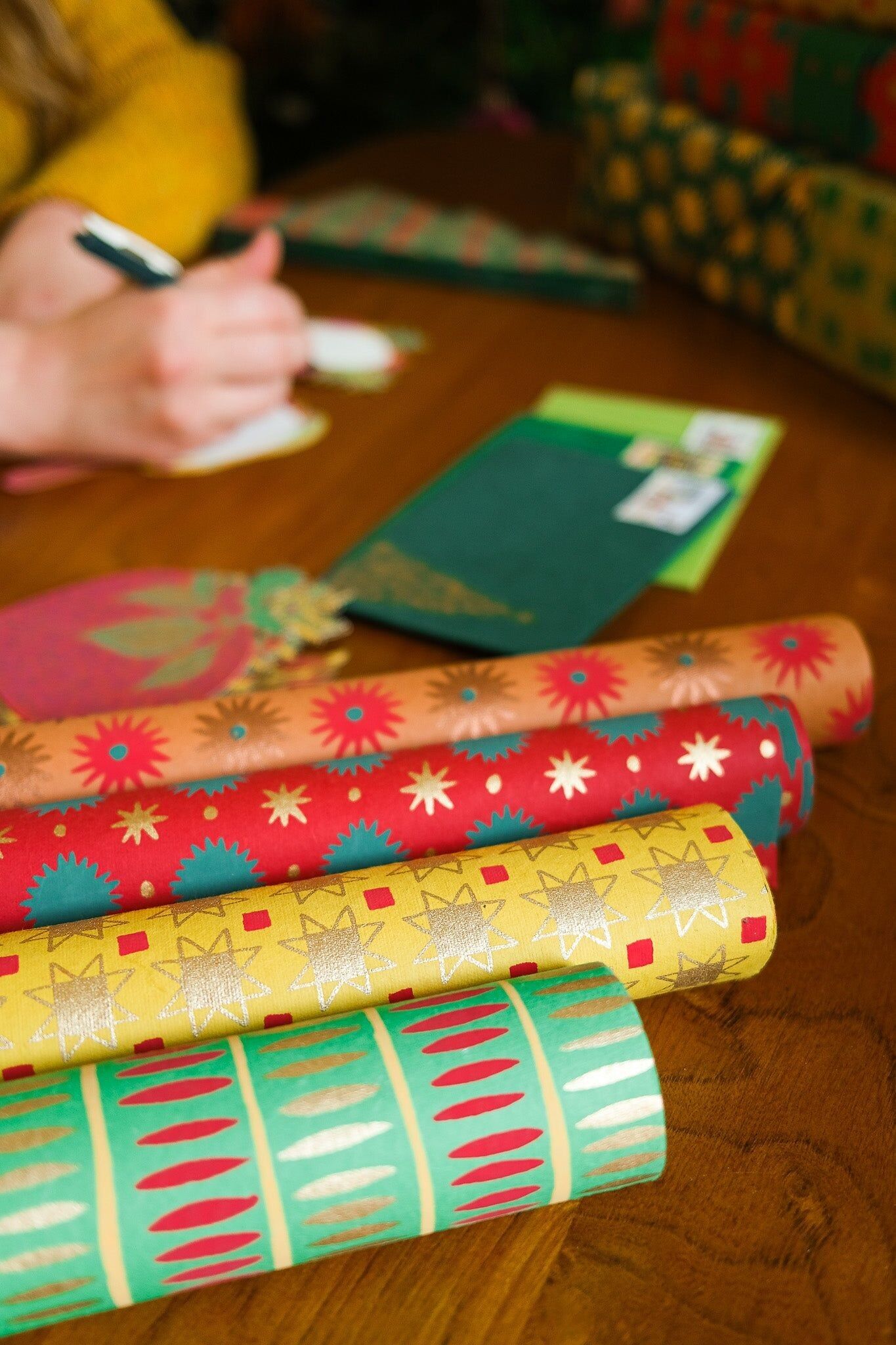 Papel de regalo festivo: Ruby Stars