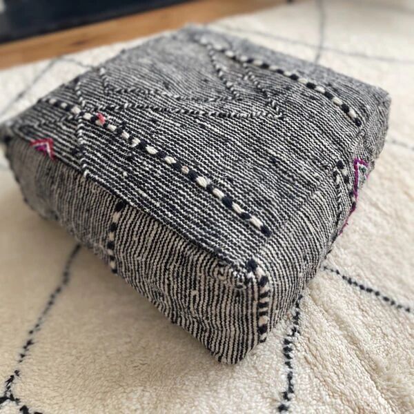 Puf bereber vintage 106 - Alfombra otomana reciclada de las montañas del Atlas