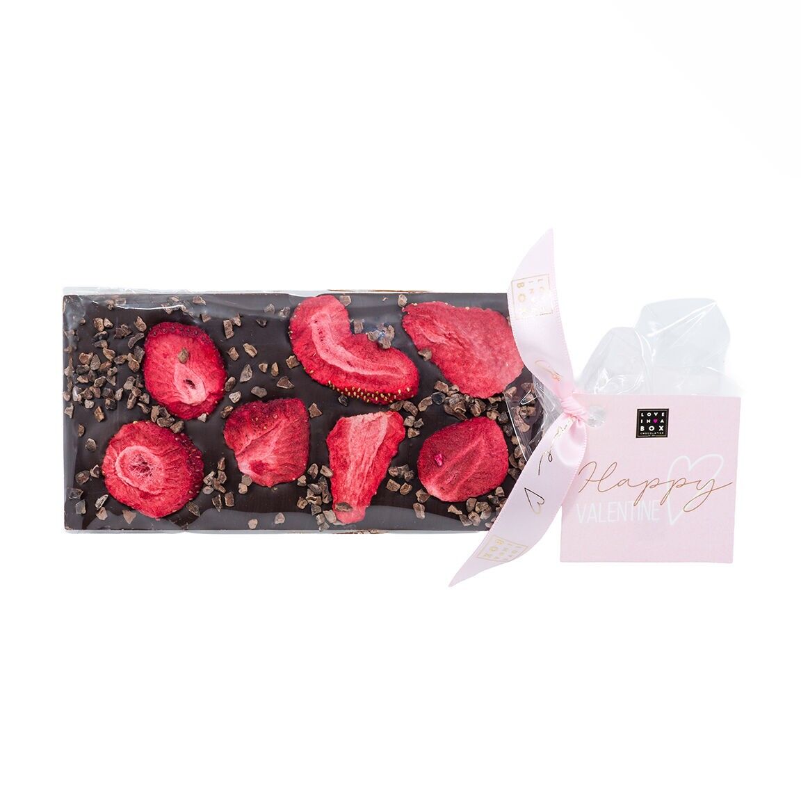Barra de chocolate de San Valentín con chocolate negro, fresa y pepitas de cacao: barra de chocolate negro decorada con fresa y pepitas de cacao