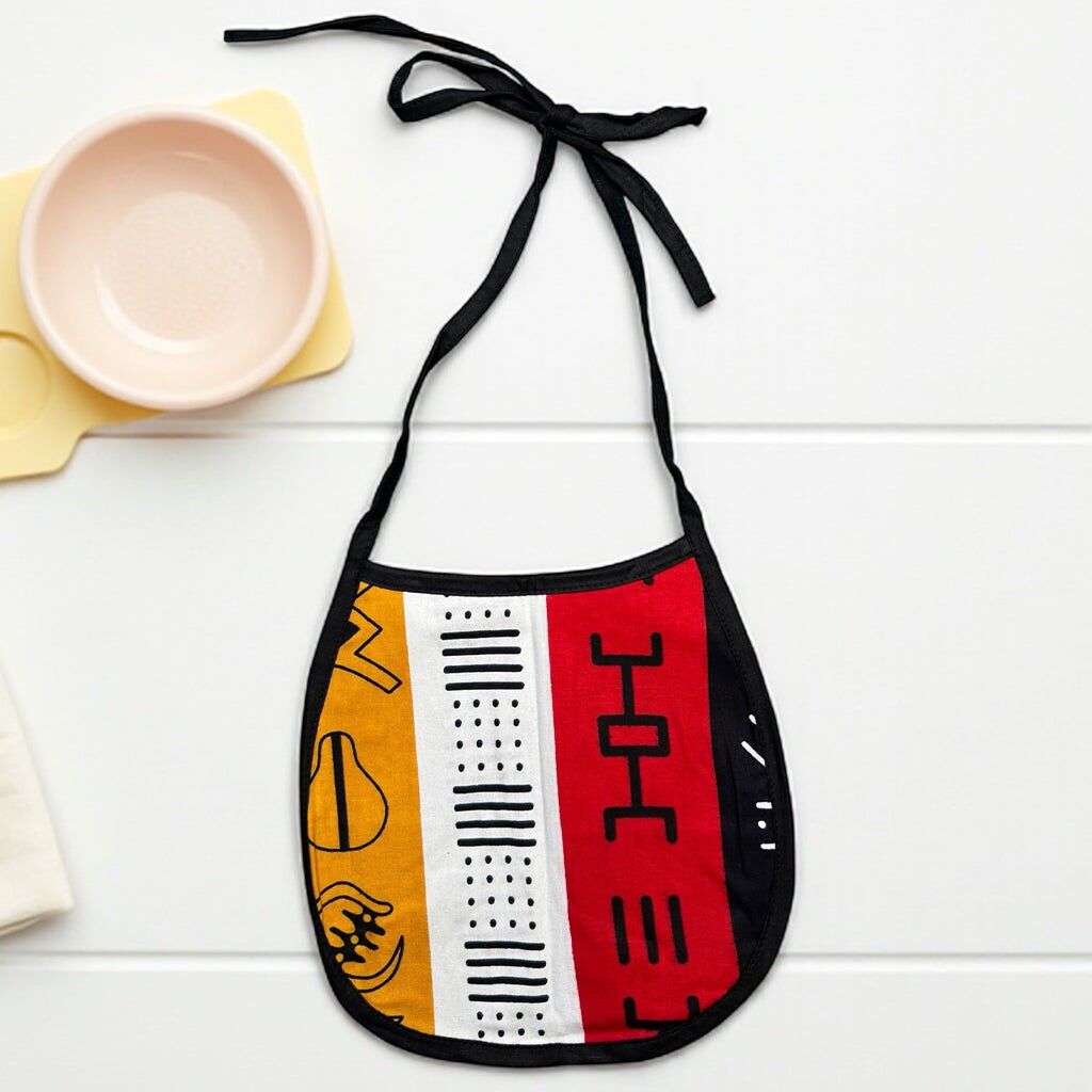 Baby-Lätzchen mit afrikanischem Muster – Rote Bogolan-Symbole (Unisex)