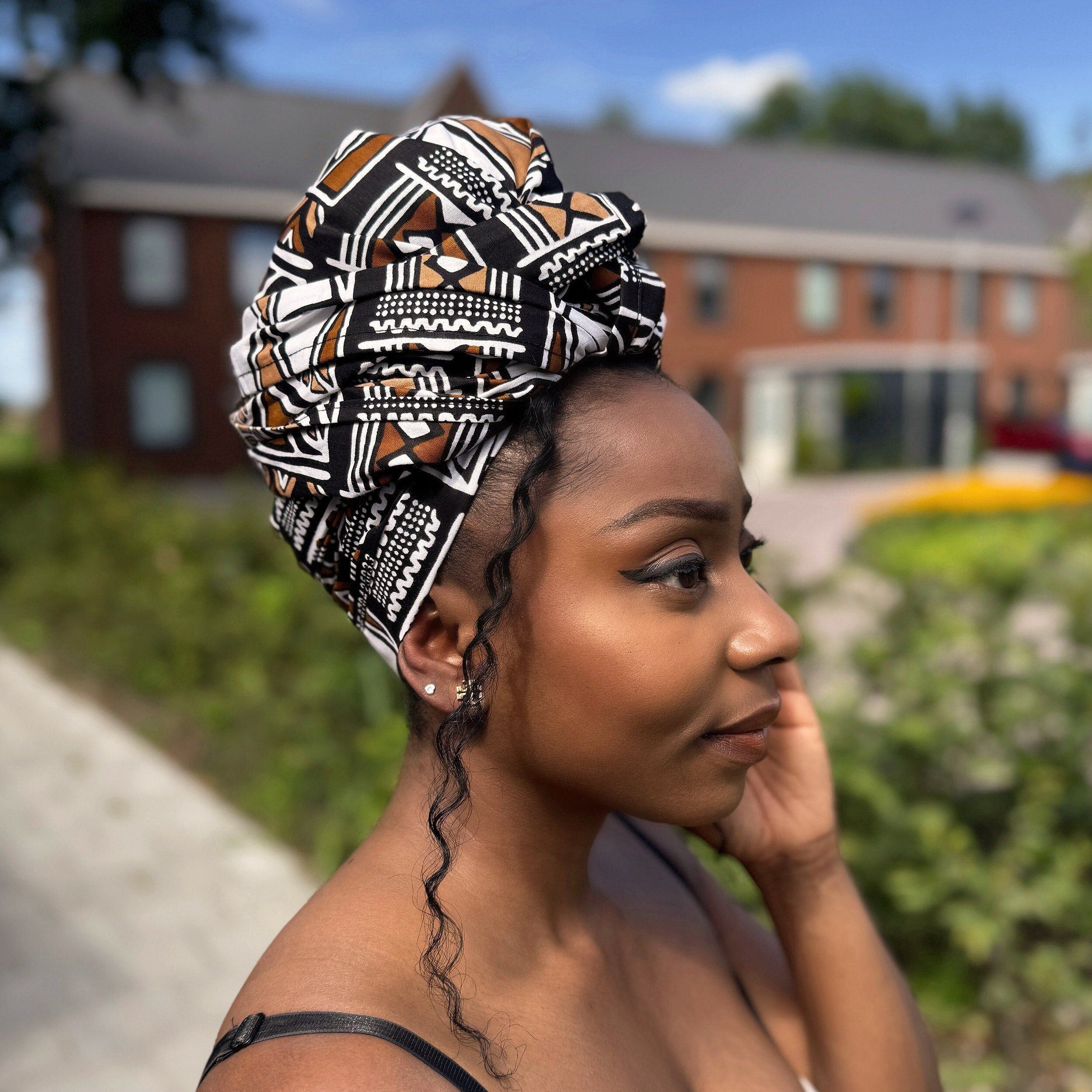 Afrikanisches Kopftuch – Dunkelbraune und weiße Bogolan-Symbole