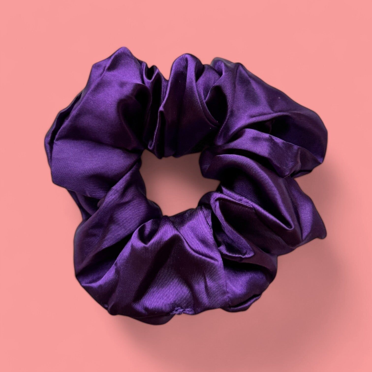 Deluxe-Scrunchie aus Satin – Haaraccessoires – Lila