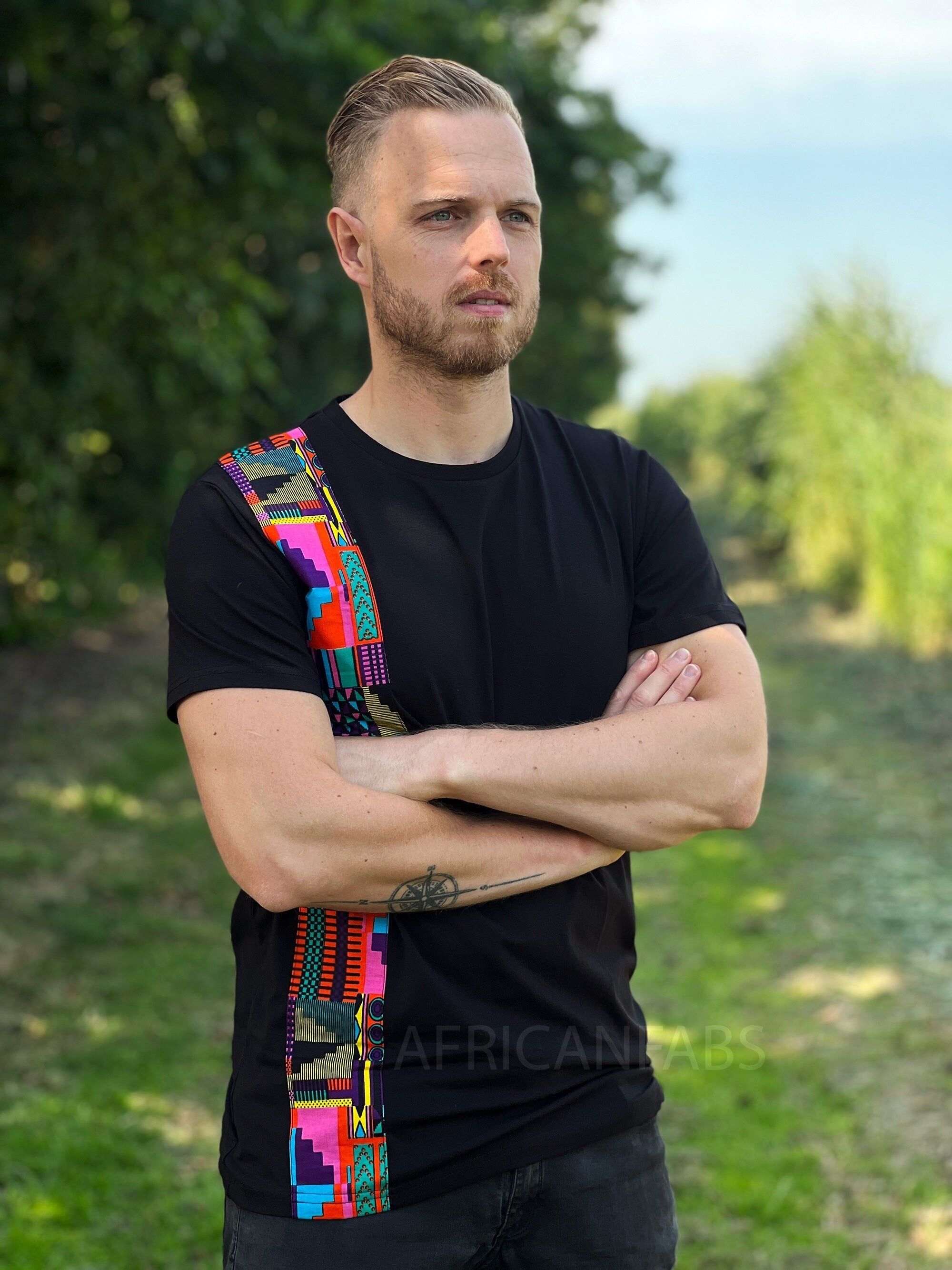 T-Shirt mit afrikanischen Musterdetails - mehrfarbiges rosa Kente-Band