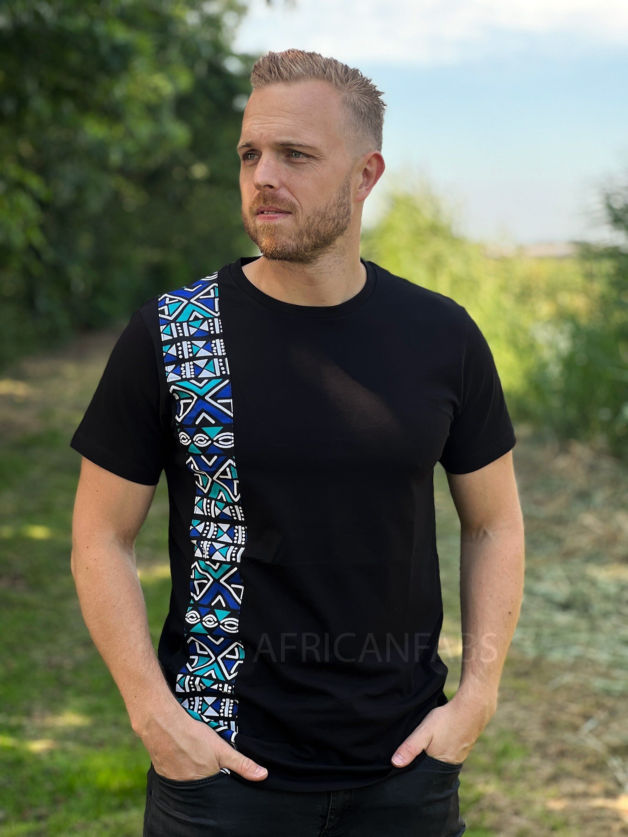 T-Shirt mit afrikanischen Musterdetails - blau/türkisfarbenes Bogolan-Band
