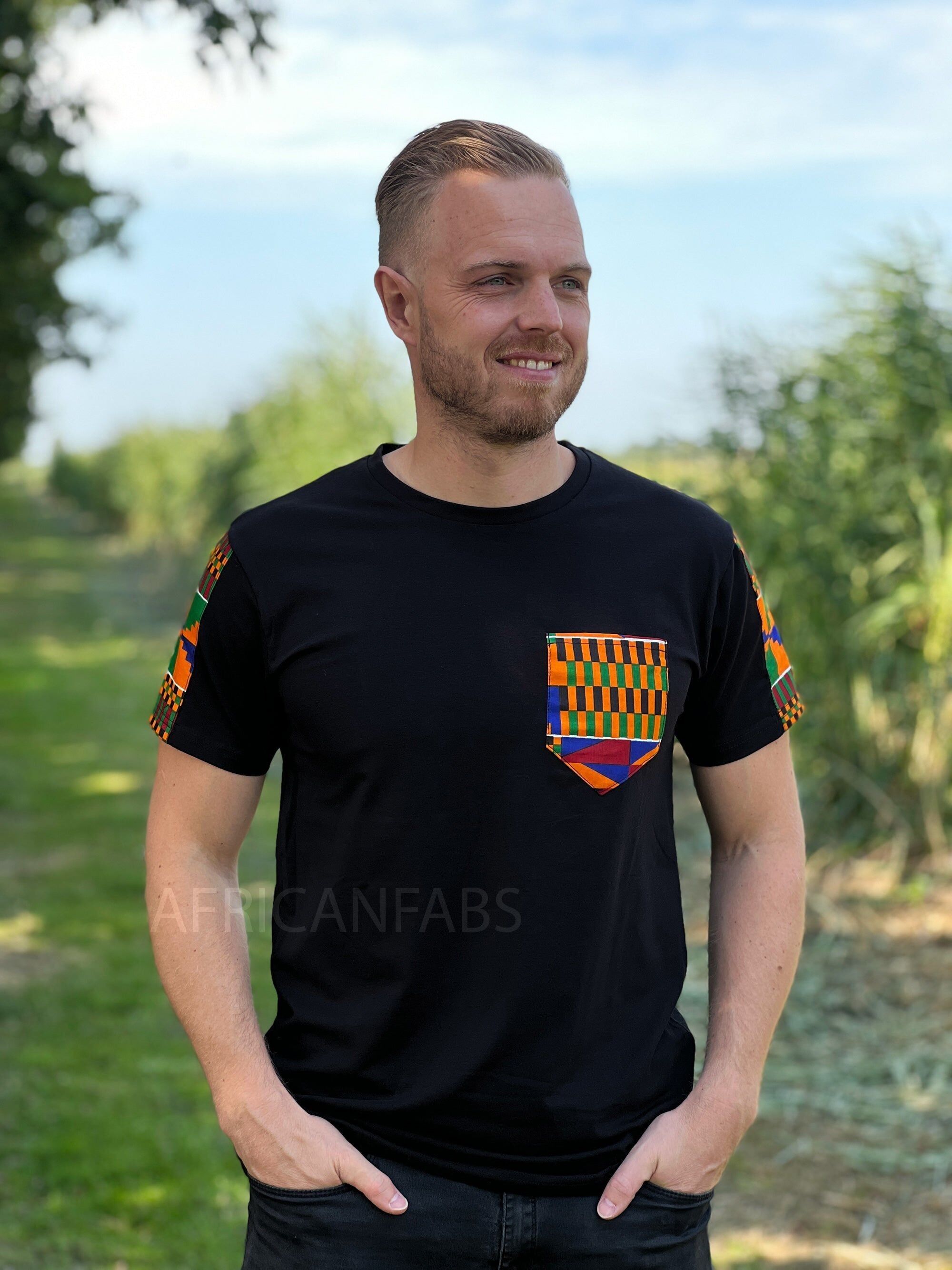 T-Shirt mit afrikanischen Musterdetails – Kente-Ärmeln und Brusttasche