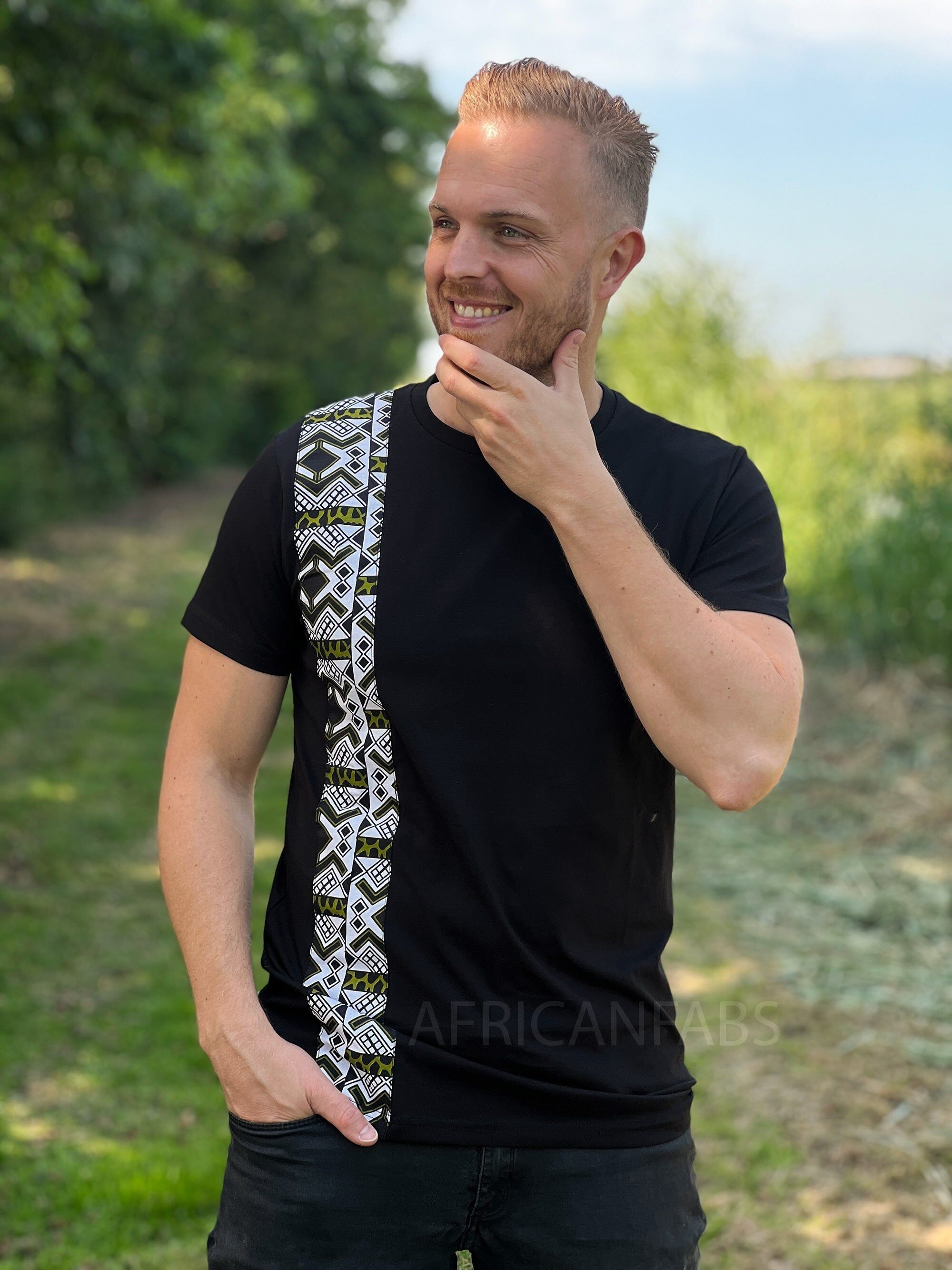 T-Shirt mit afrikanischen Musterdetails – weiß/grünes Bogolan-Band