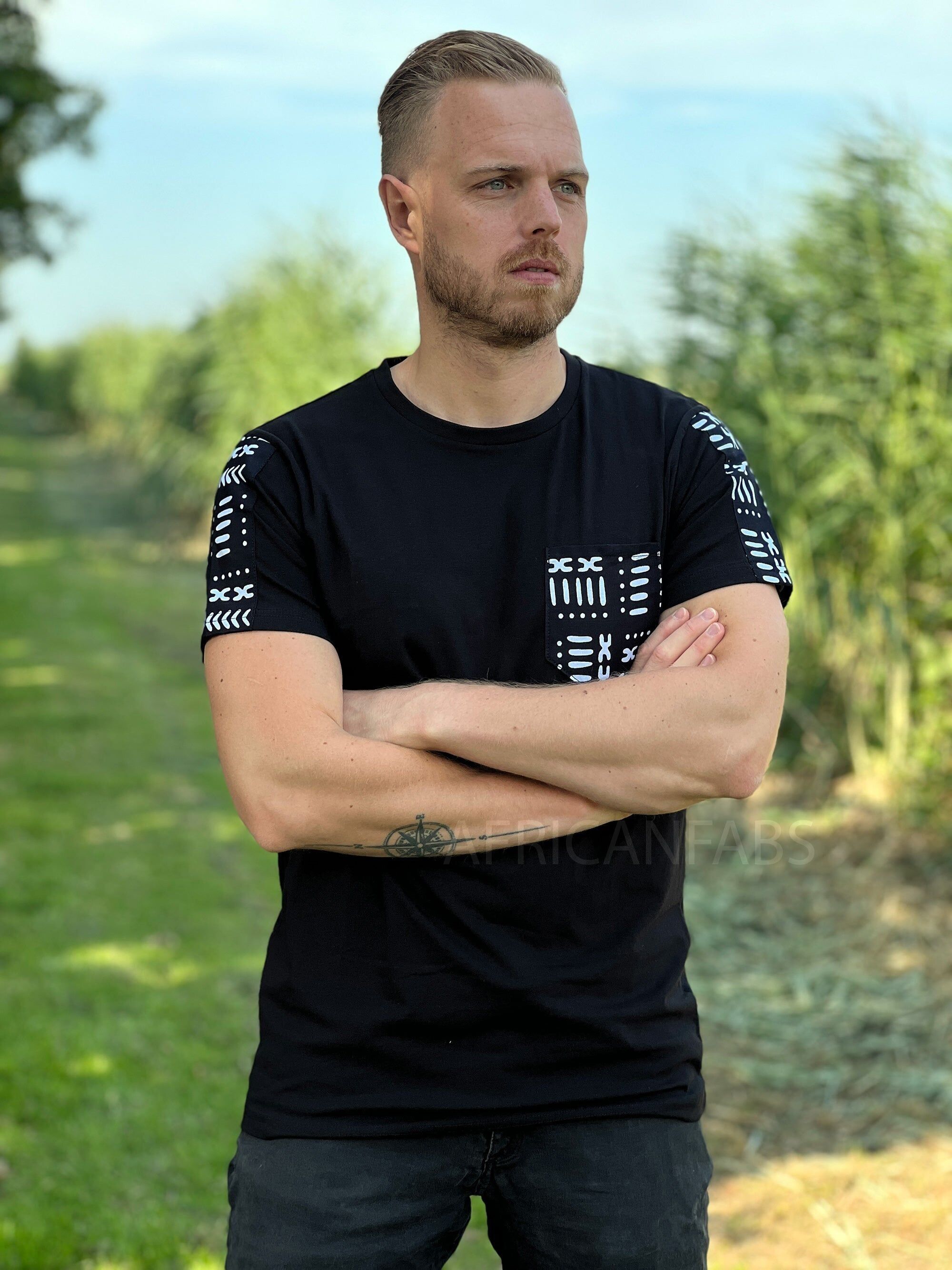 T-Shirt mit afrikanischen Musterdetails – schwarze Bogolan-Ärmel und Brusttasche