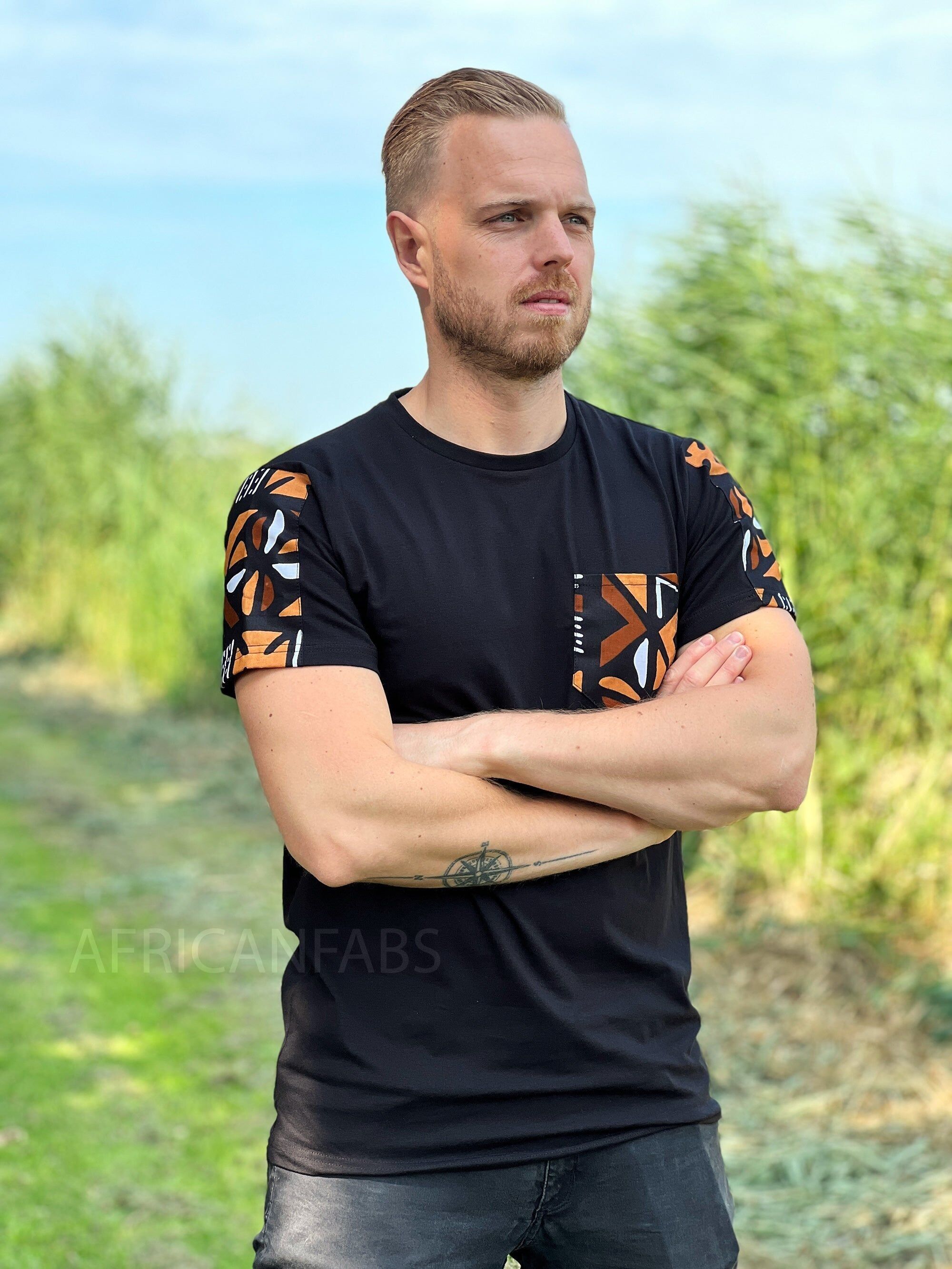 T-Shirt mit afrikanischen Musterdetails – braune Bogolan-Ärmel und Brusttasche