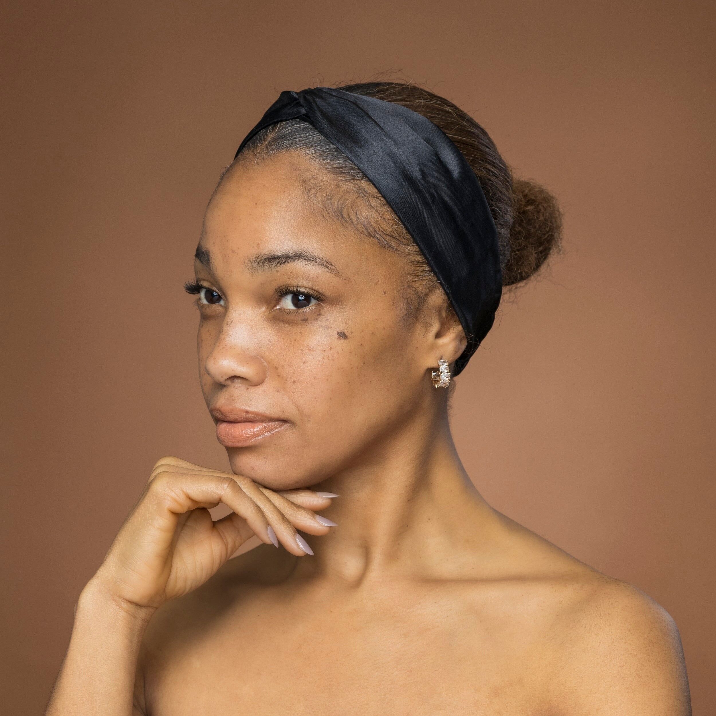 Schwarzes Satin-Haarband mit Drehung – Haaraccessoire für Erwachsene