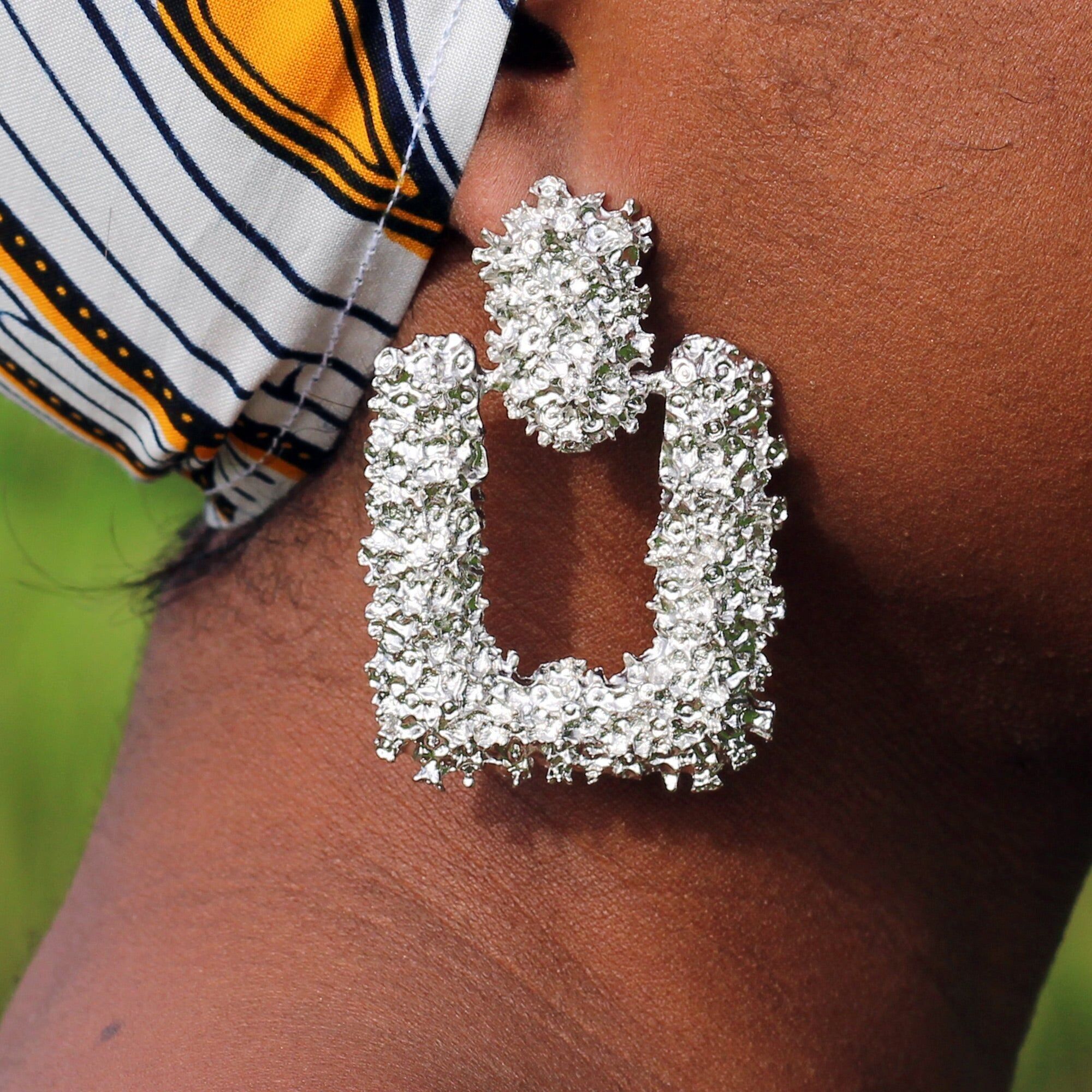 Orecchini pendenti geometrici in metallo spesso di medie dimensioni in argento