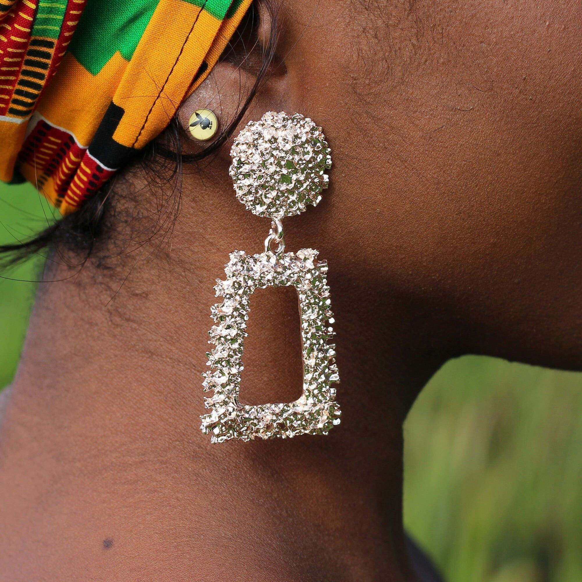 Große, massive, geometrische Ohrhänger aus silbernem Metall