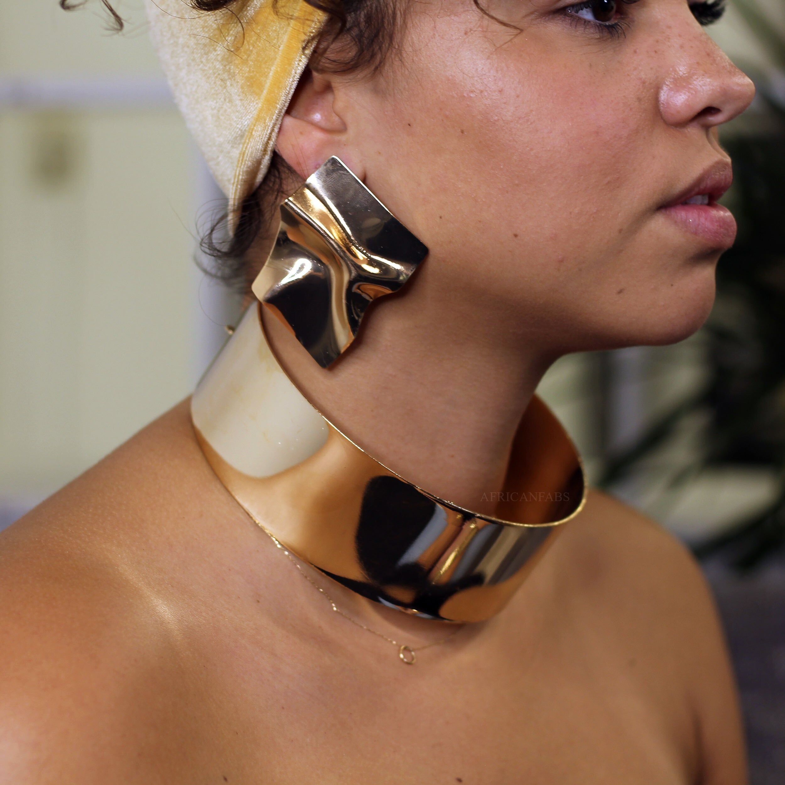Choker-Set im afrikanischen Stil / Goldene High-Halskette + Ohrringe