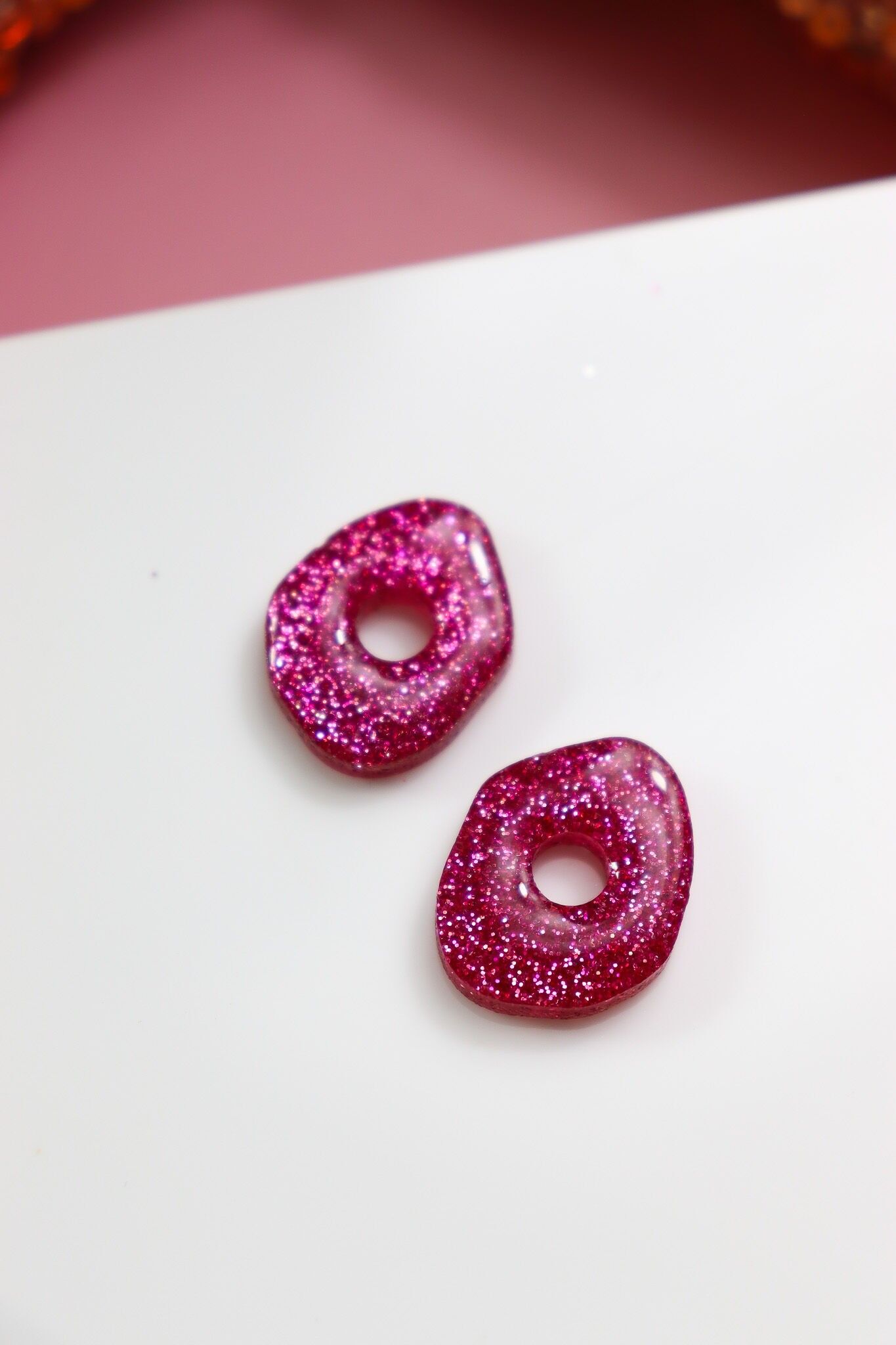 Himmlische Glitzer-Creolen in Dunkelrosa