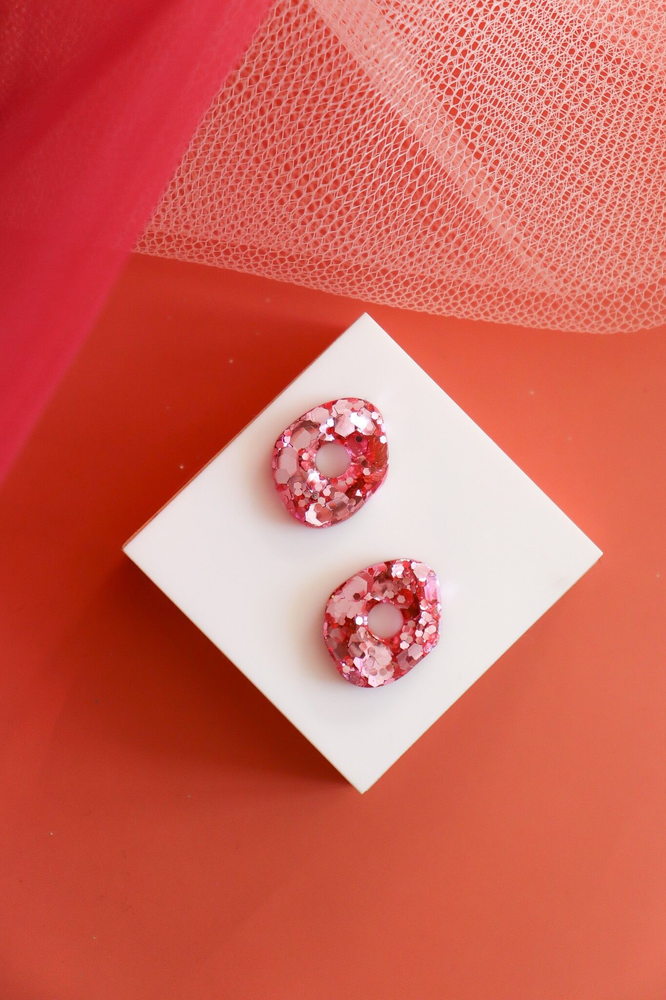 Holographische Ohrringe im Stil der Celeste-Kreolen in Altrosa