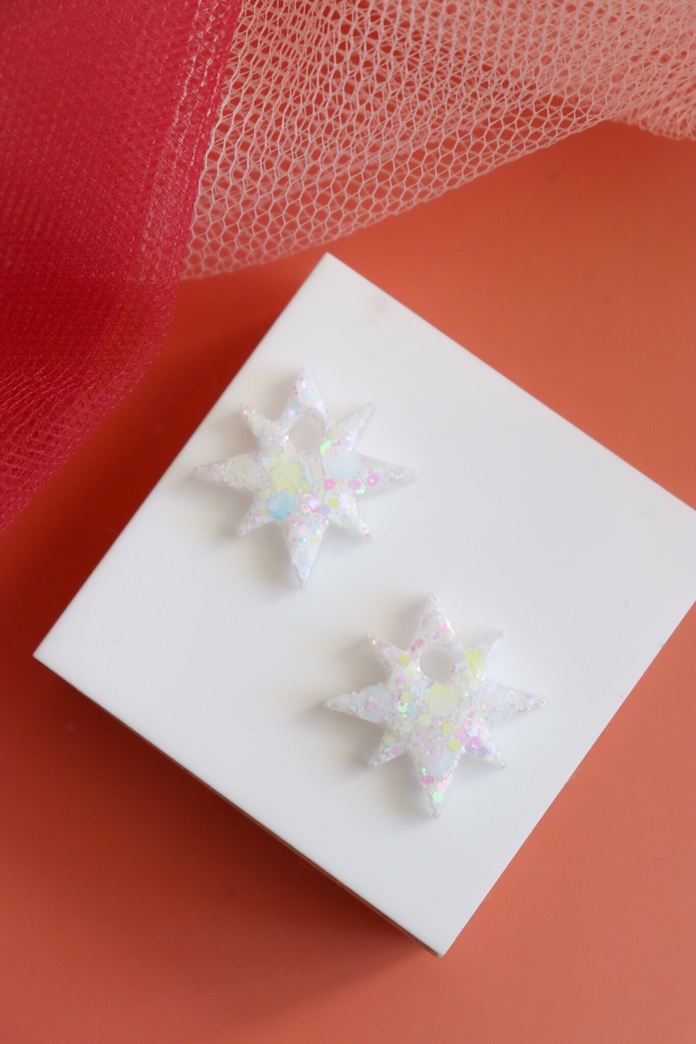 Holographische weiße Abendstern-Ohrringe im kreolischen Stil