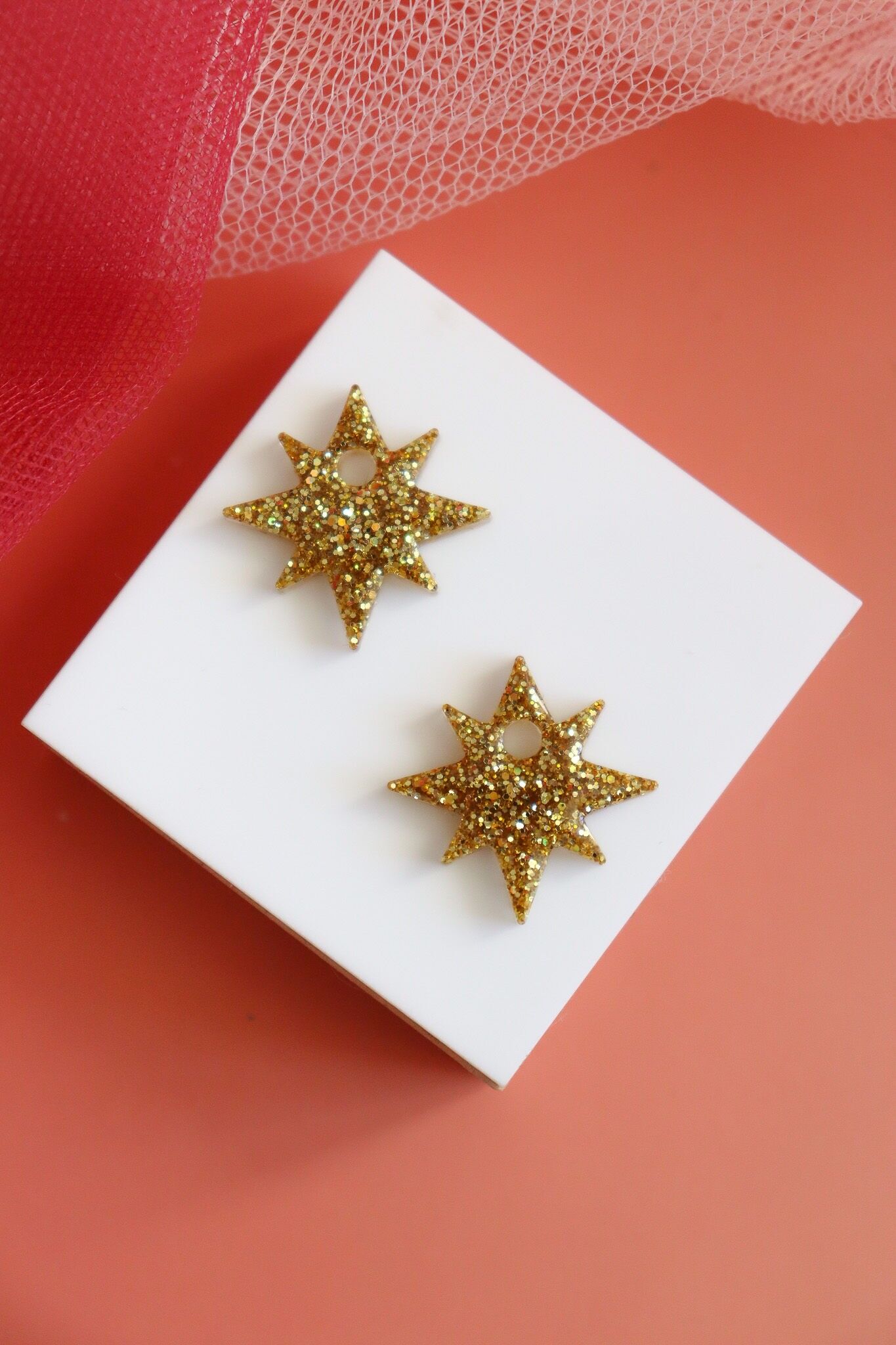 Goldene Ohrringe im kreolischen Stil mit Abendstern