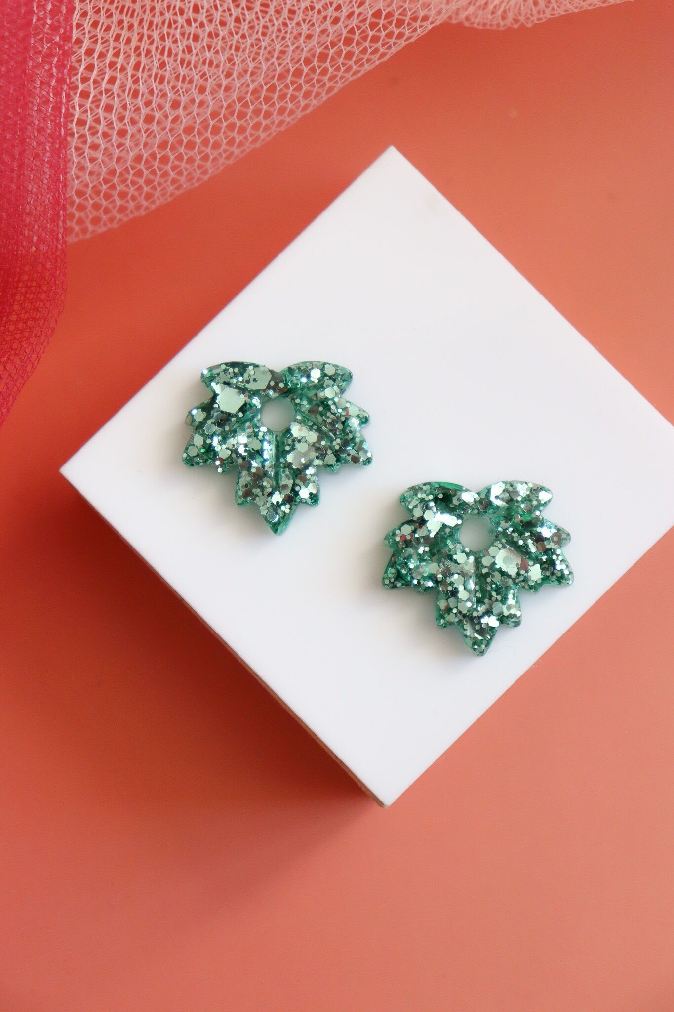 Pendientes criollos de hojas de espuma holográfica