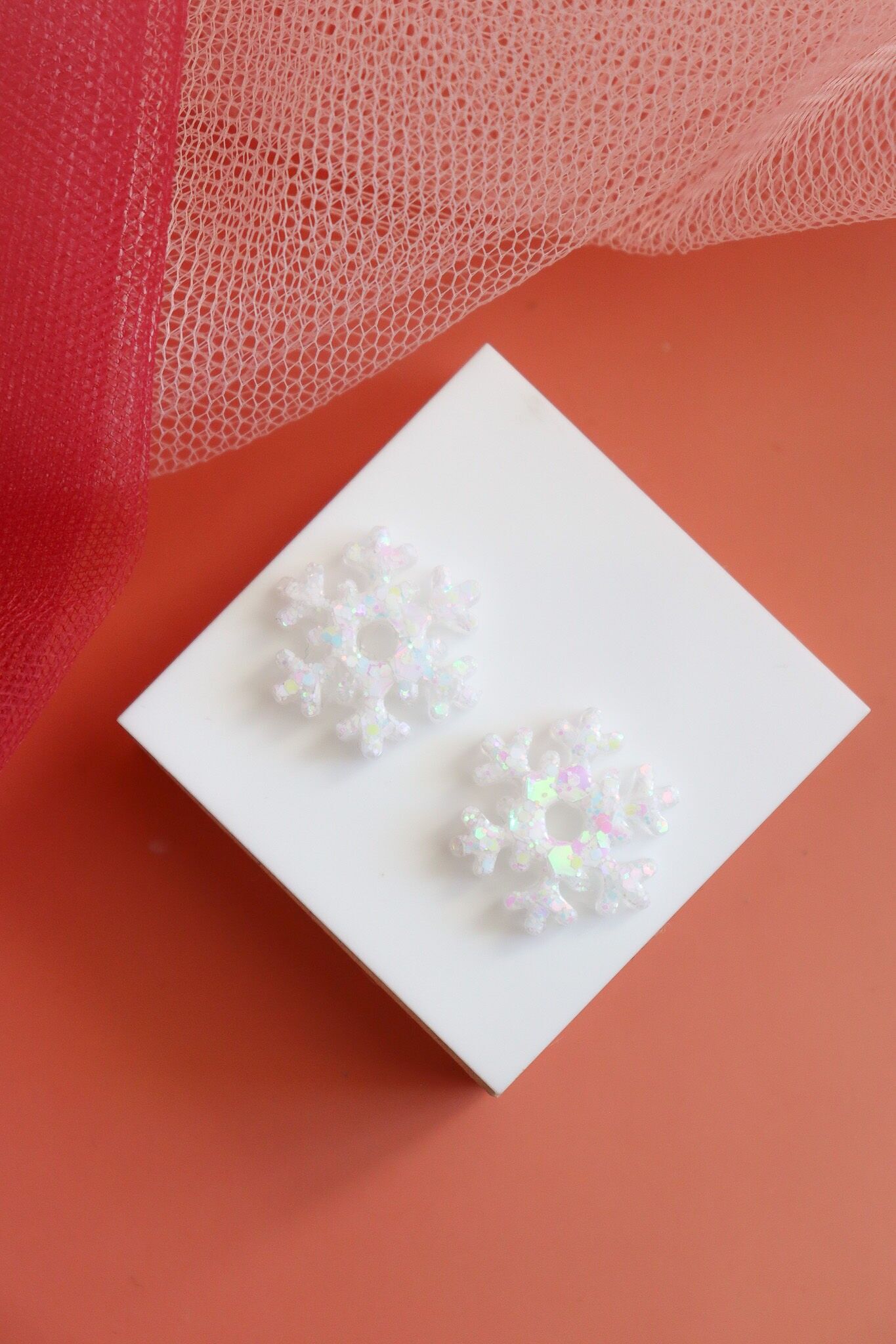 Holografische weiße Schneeflocken-Ohrringe im kreolischen Stil