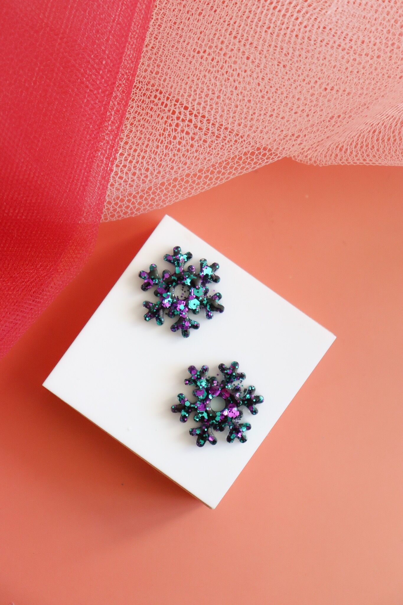 Lila und blaue Schneeflocken-Creolen