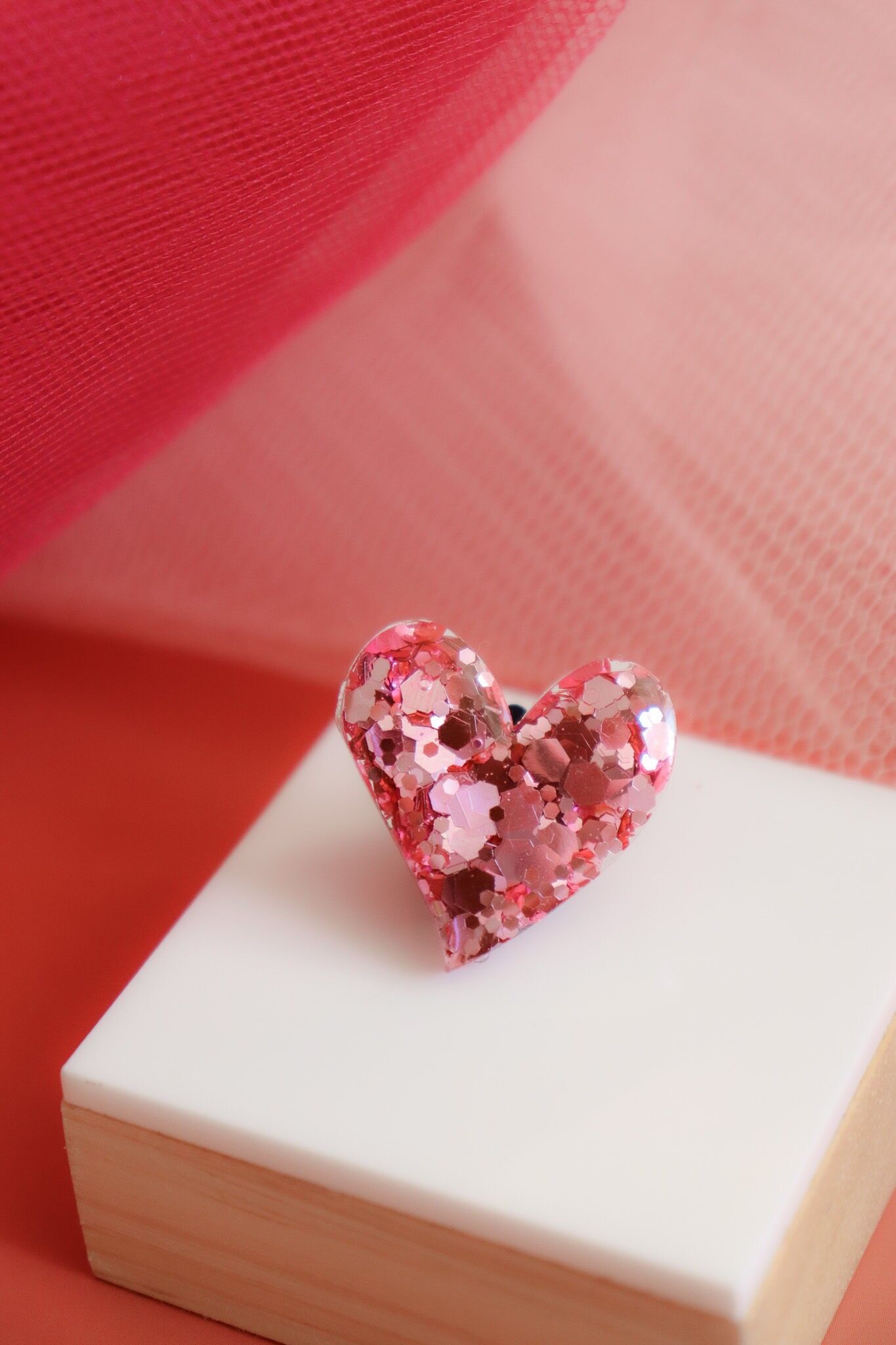 Holografische Anstecknadel in Herzform mit alter Rose