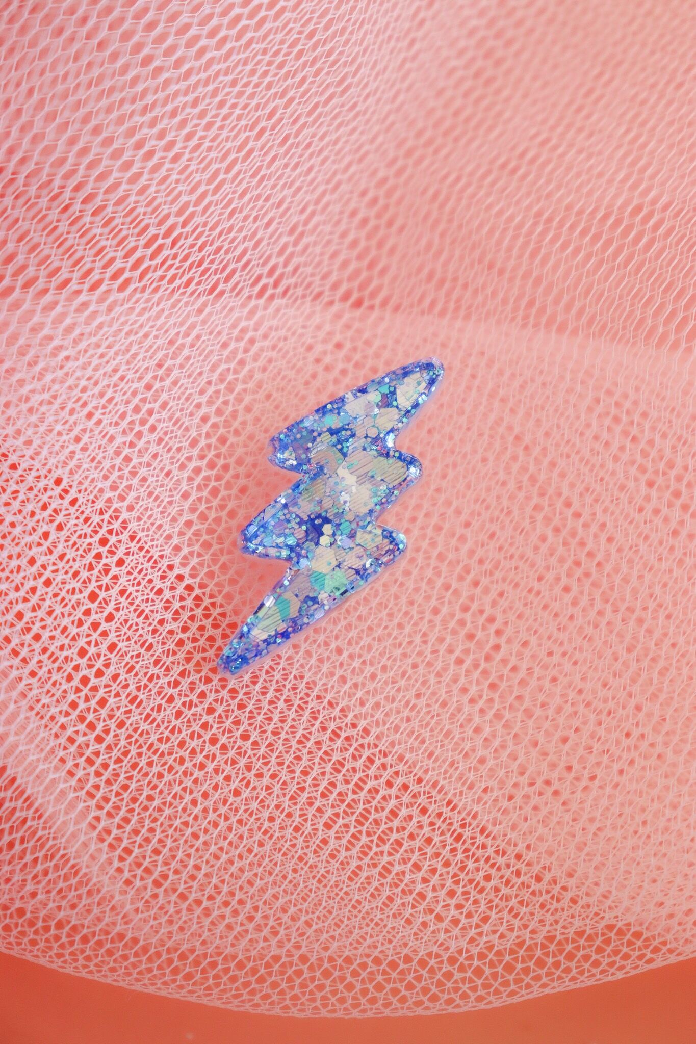 Matte blaue holografische Blitzbrosche