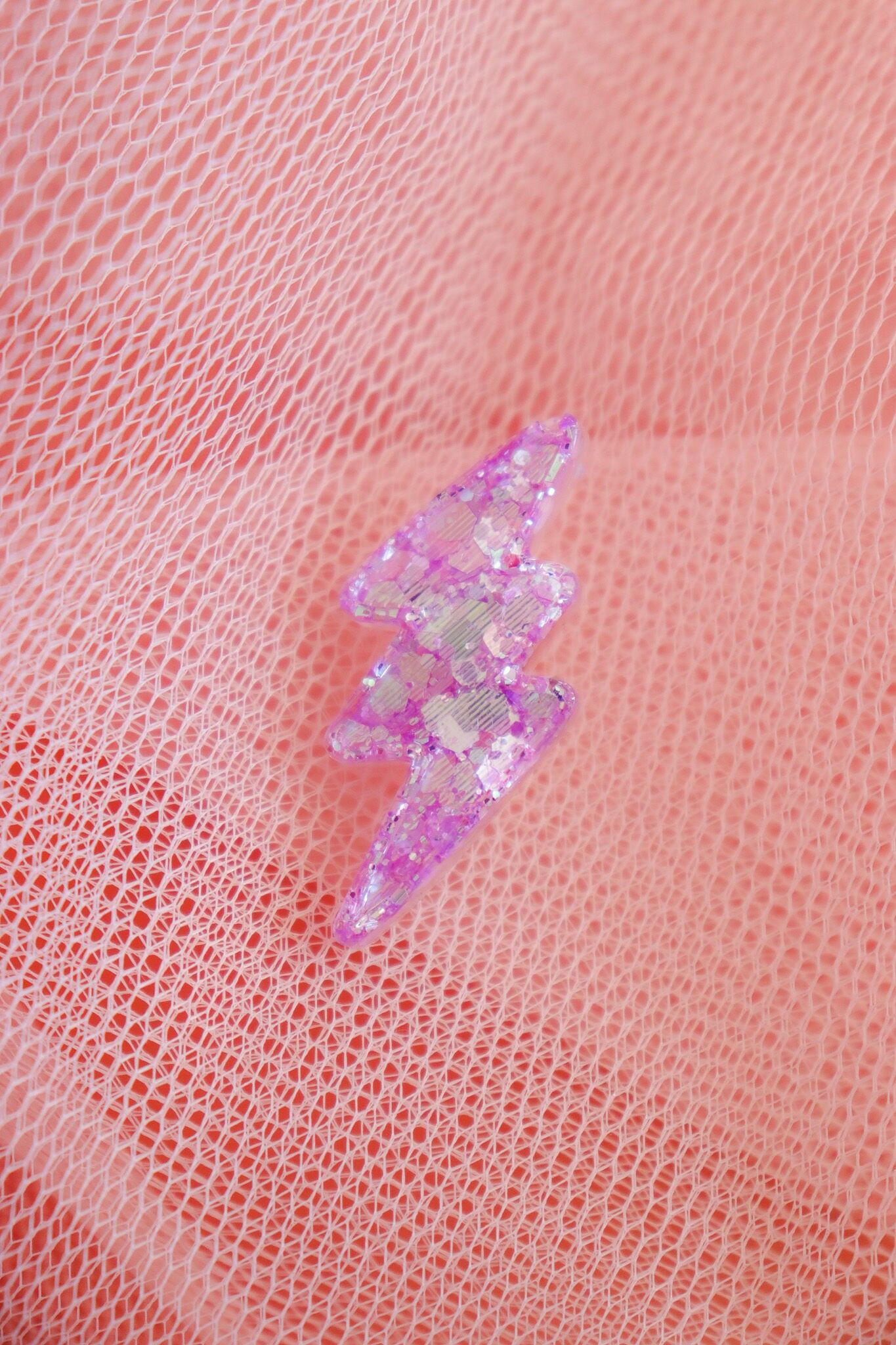 Matte Lila Holographic Lightning Bolt Brosche