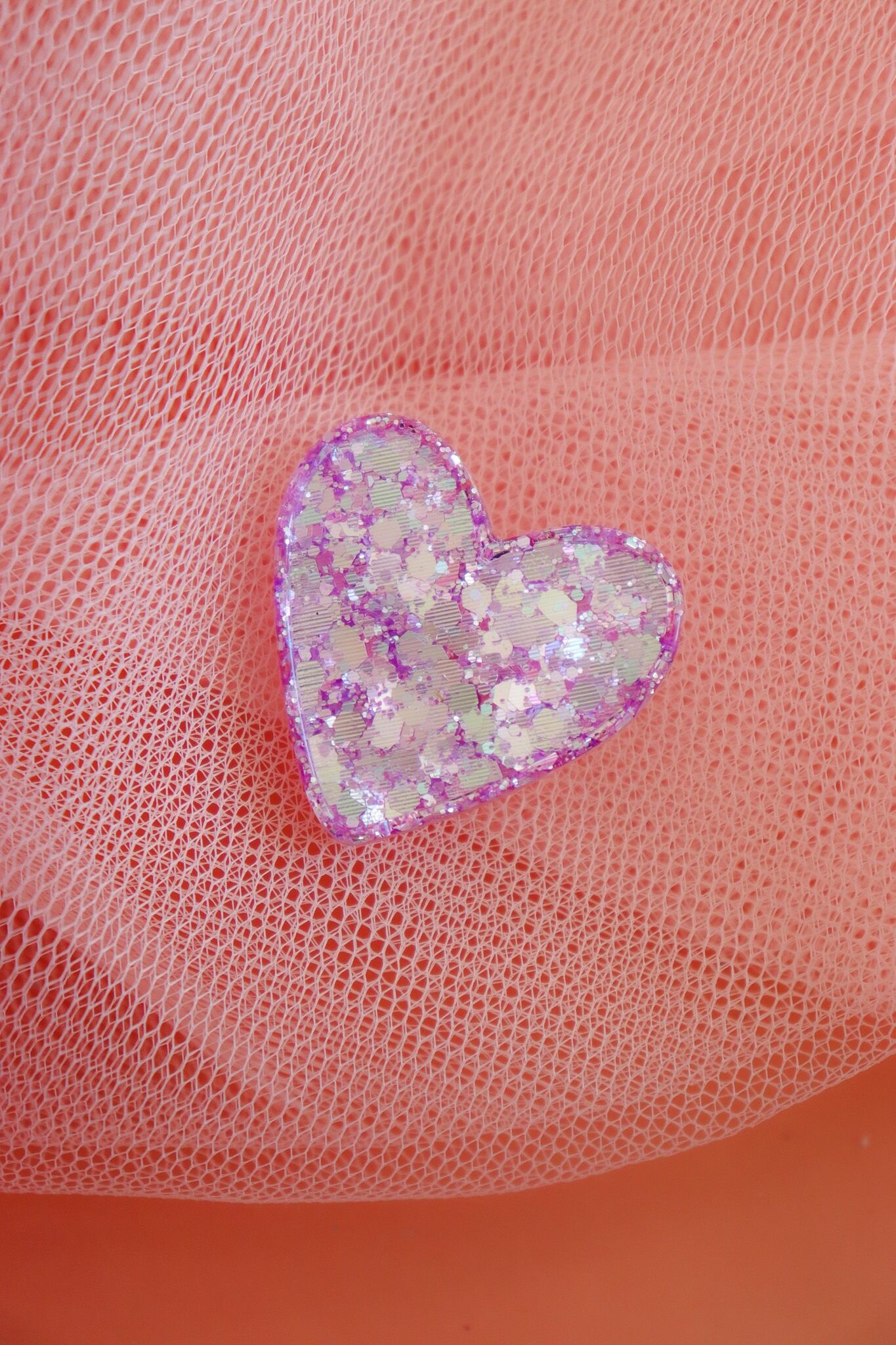 Holografische lilafarbene Herzbrosche