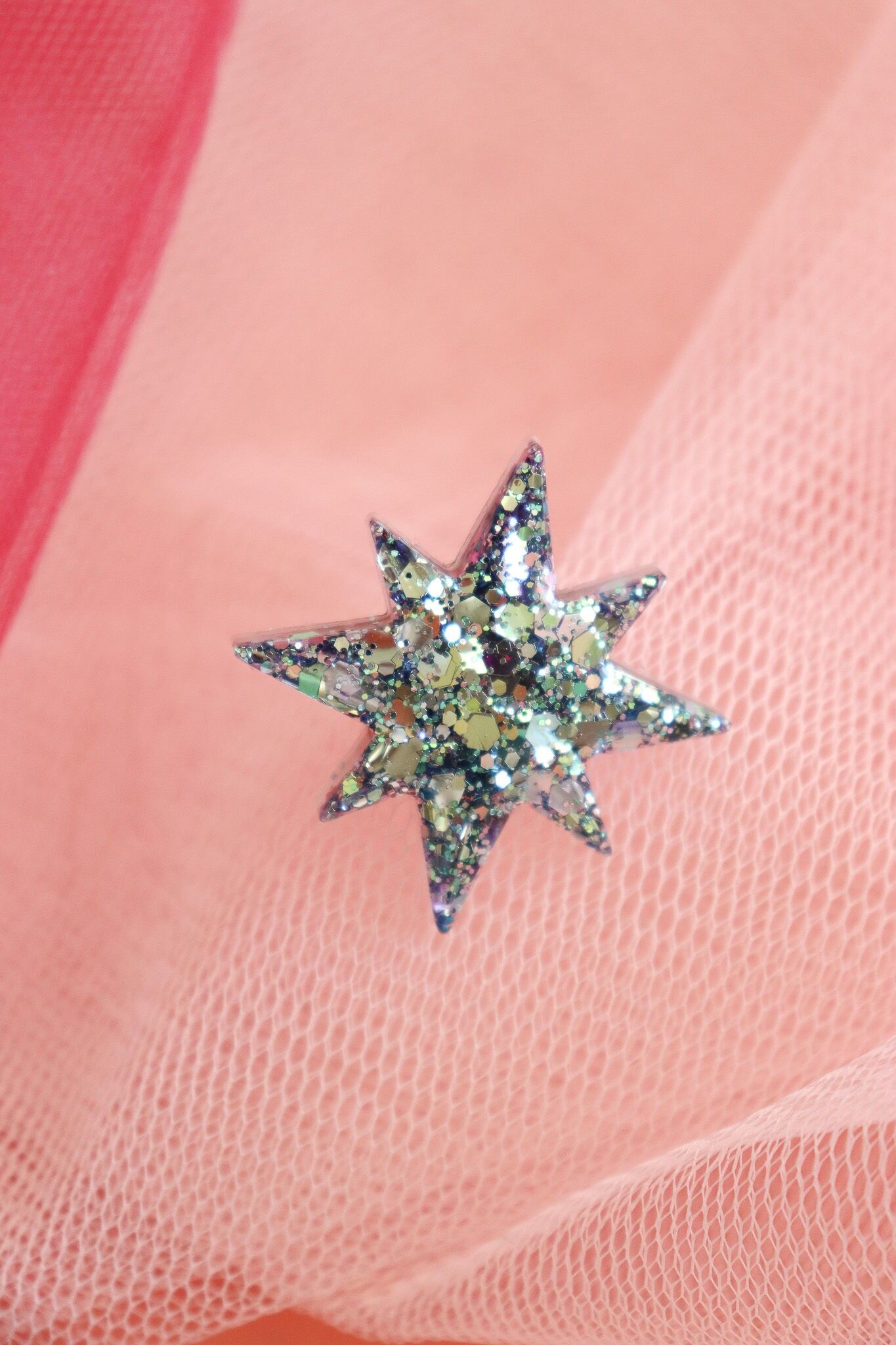Broche holográfico de estrella vespertina verde