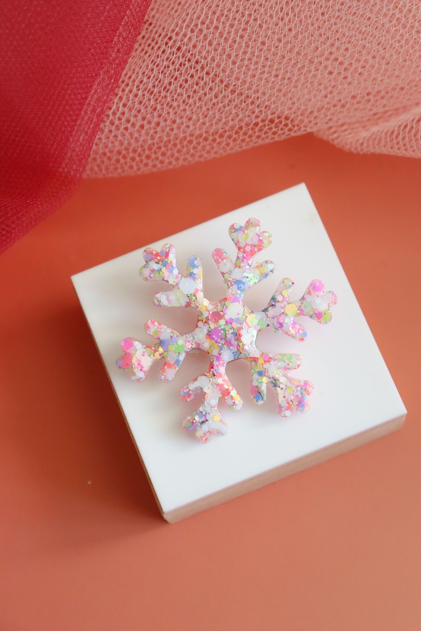 Weiße Schneeflocken-Karnevalsbrosche