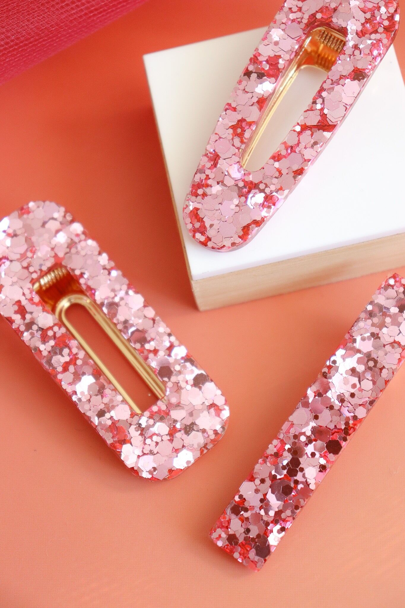 Haarspange mit holografischem, staubrosafarbenem Glitzer