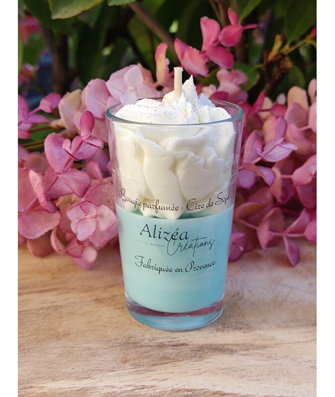 Gourmet candle in a glass jar of musk