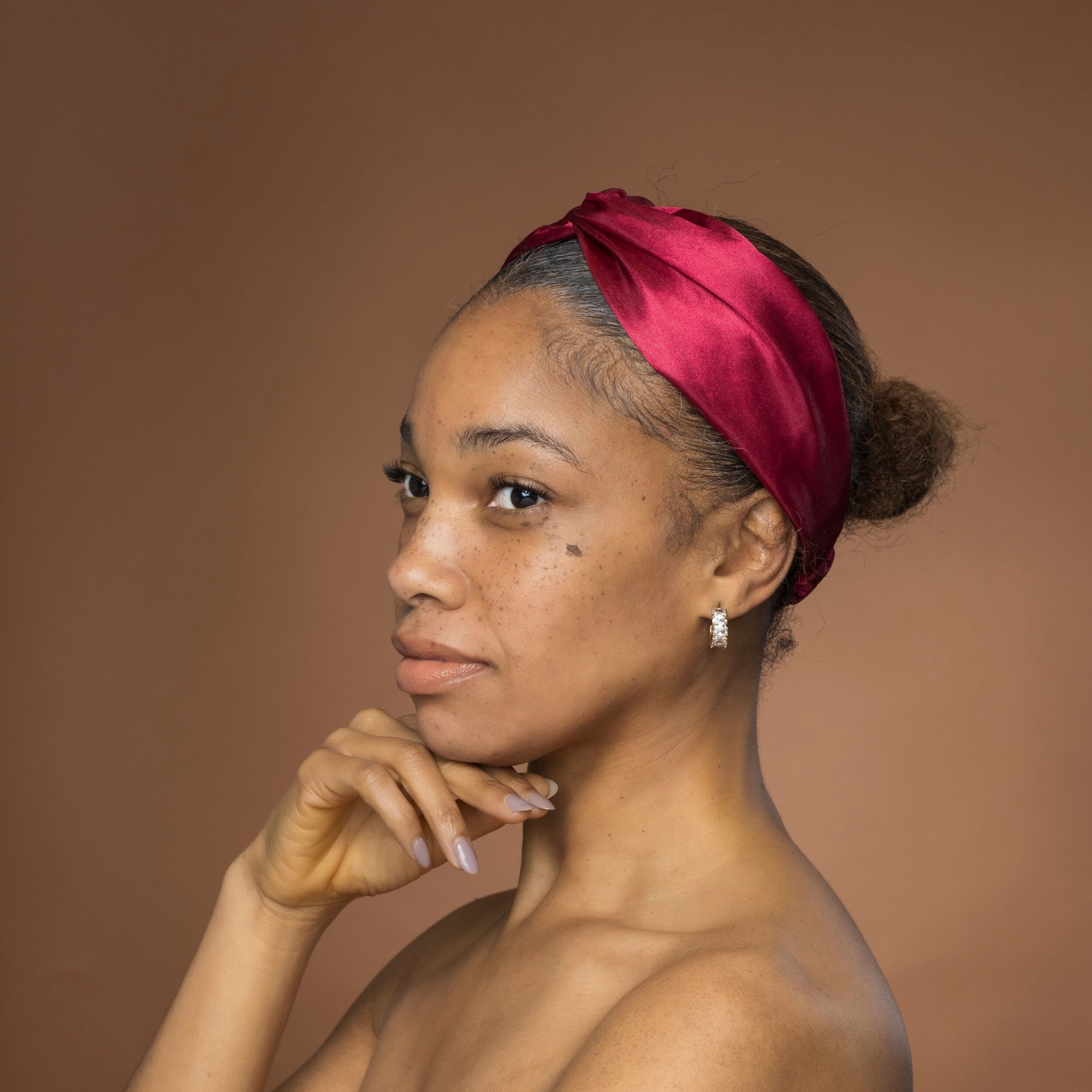 Rotes Satin-Haarband mit Drehung – Haaraccessoire für Erwachsene