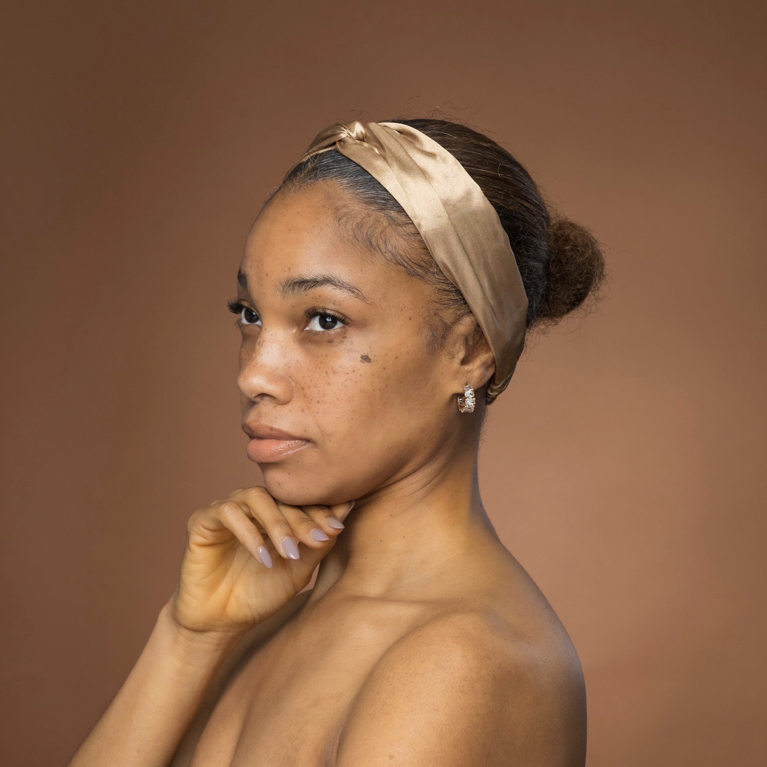 Khakifarbenes Satin-Haarband mit Drehung – Haaraccessoire für Erwachsene