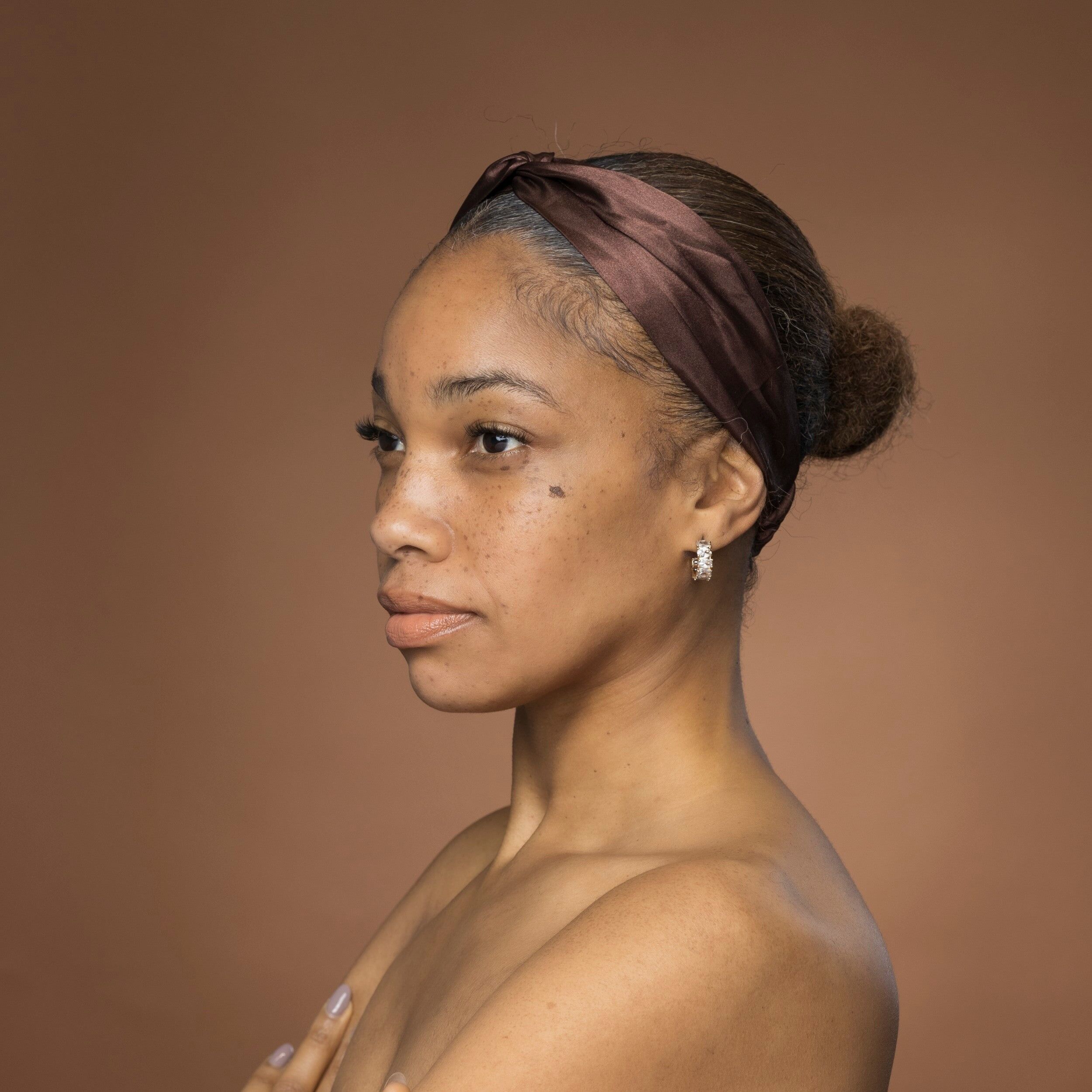 Braunes Satin-Haarband mit Drehung – Haaraccessoire für Erwachsene