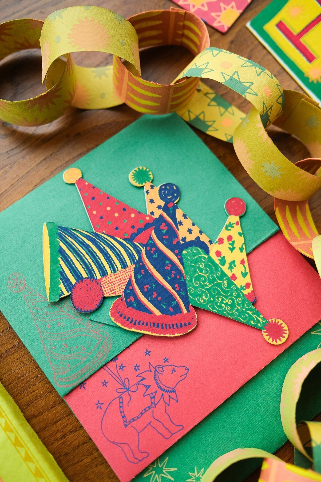 Tarjeta de felicitación con sombreros de fiesta